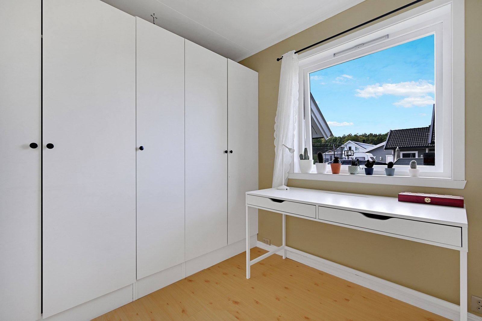 Soverom i første etasje med god plass til garderobeskap. Galleribilde