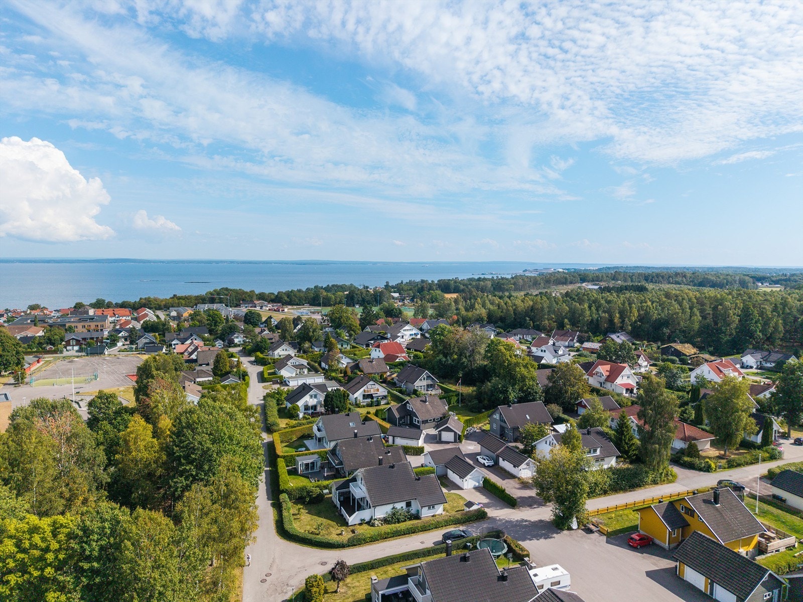 Kort vei til sjøen, fine turmuligheter og flotte lekeområder. Galleribilde