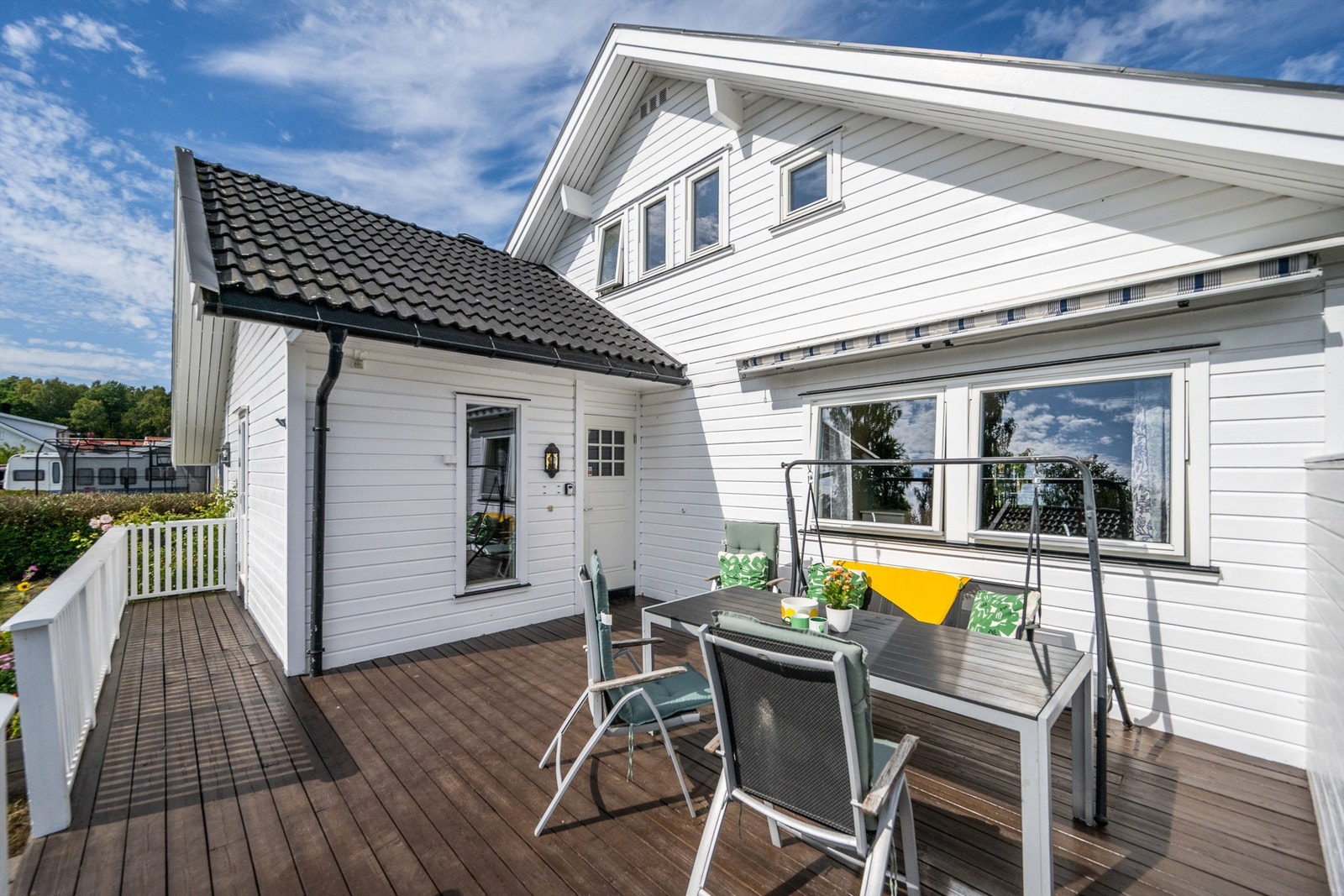 Sydvendt terrasse på 24 m² ved inngangspartiet, med god plass til utemøbler. Galleribilde