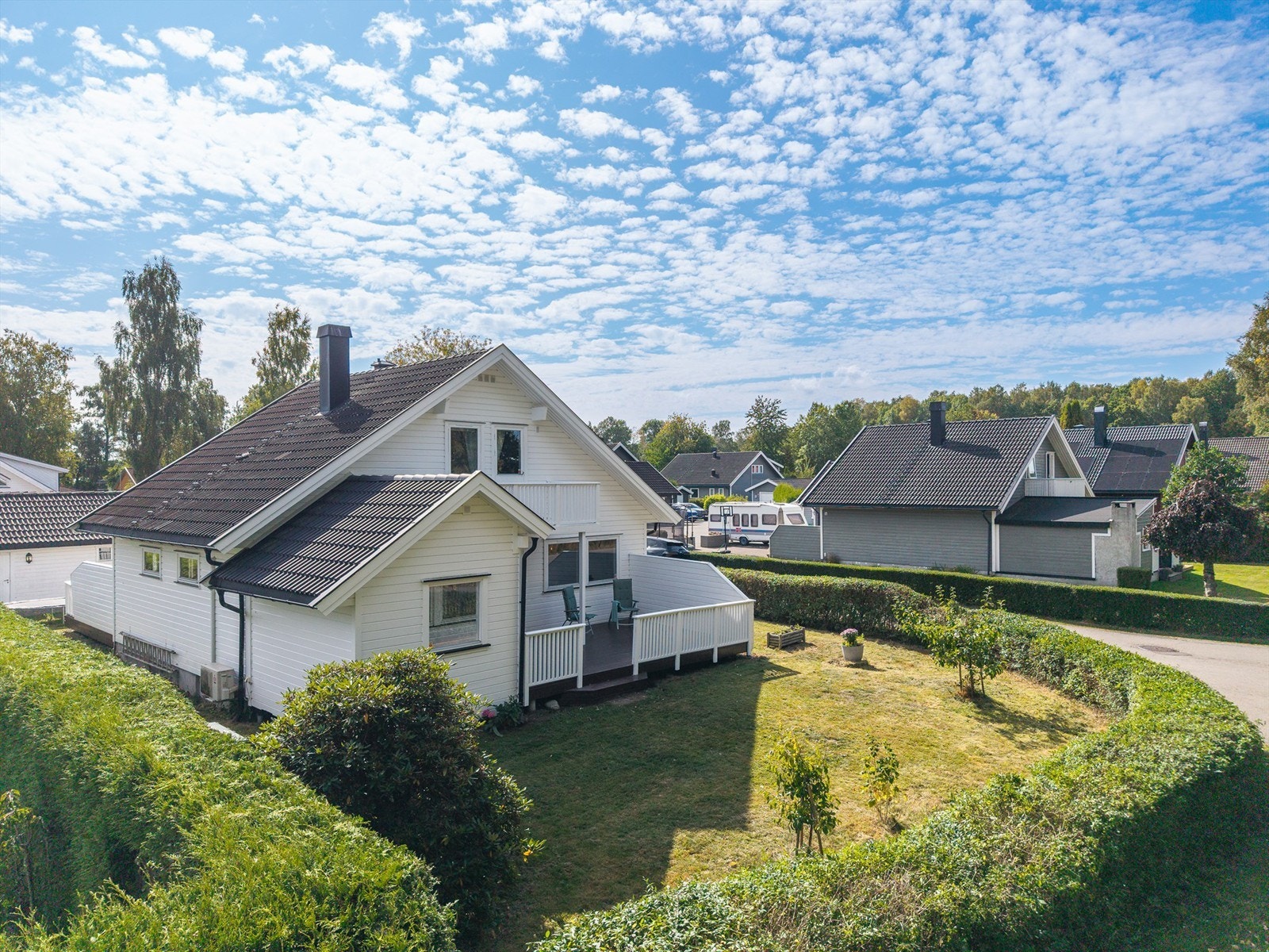 Fasade og hage. Galleribilde