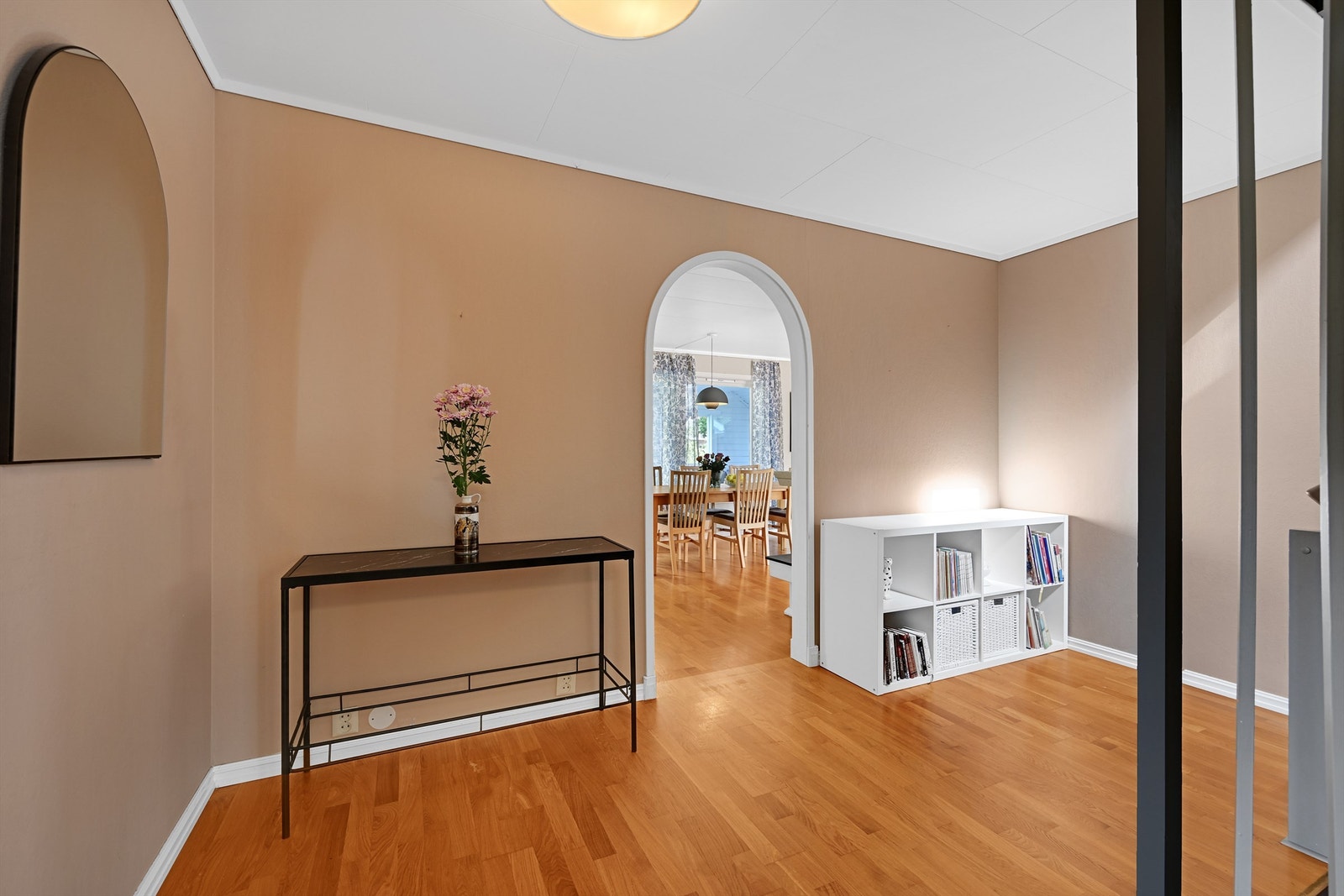 Hall en trapp til de øvrige etasjene og tilkomst til stue og videre inn til kjøkken. Galleribilde