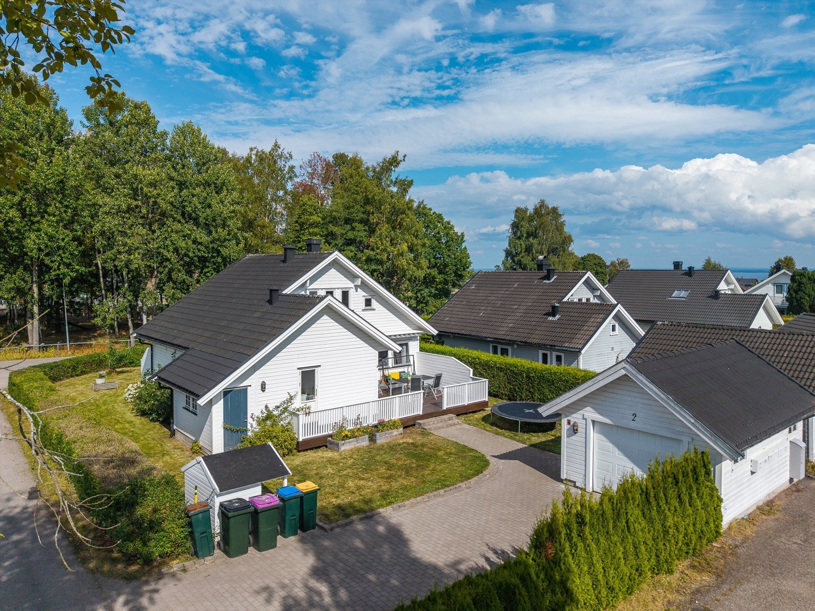 Eiendommen ligger i fine og barnevennlige omgivelser. Galleribilde