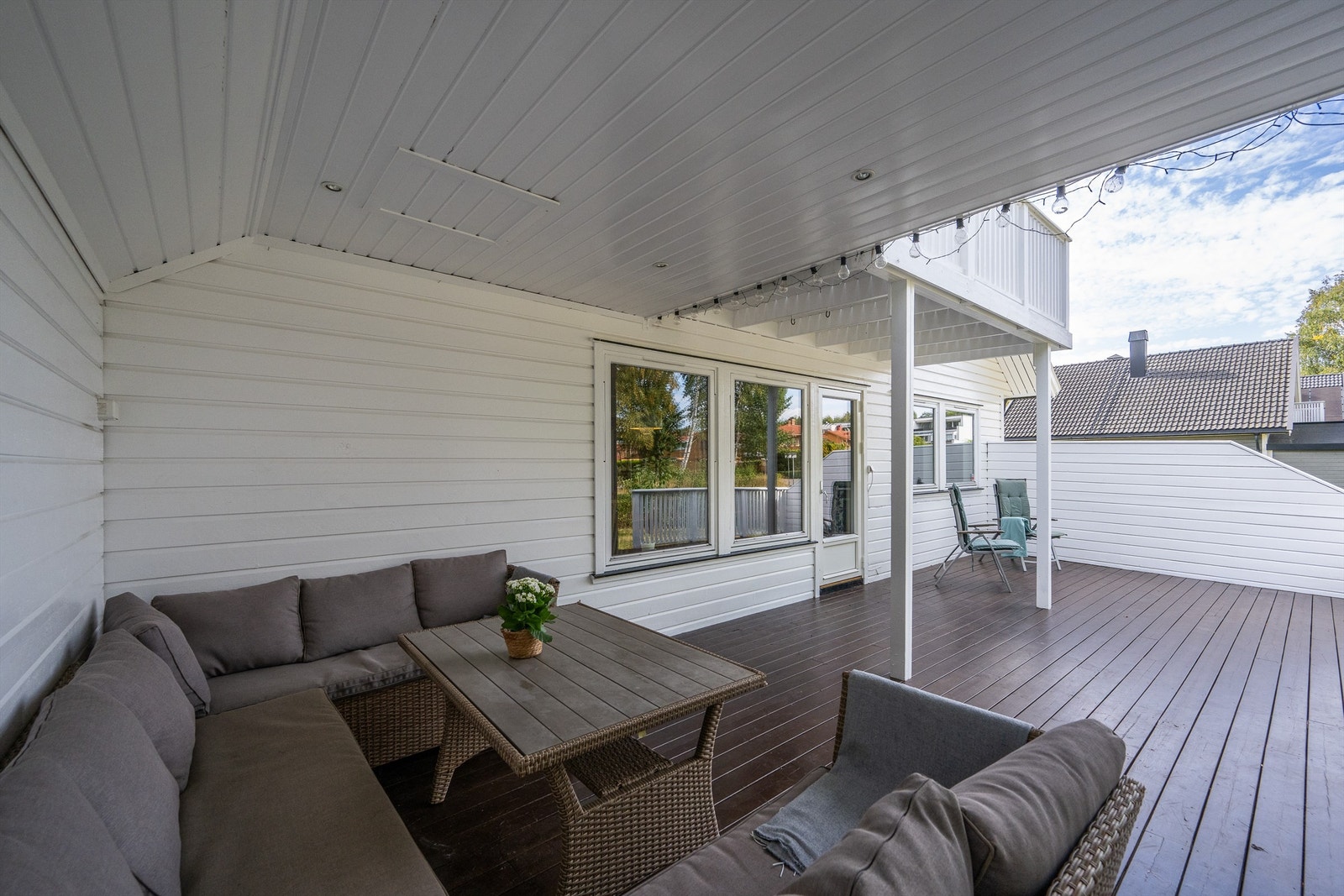 Den nordvendte terrassen på 35 m² har en overbygd del med plass til en romslig sittegruppe. Galleribilde