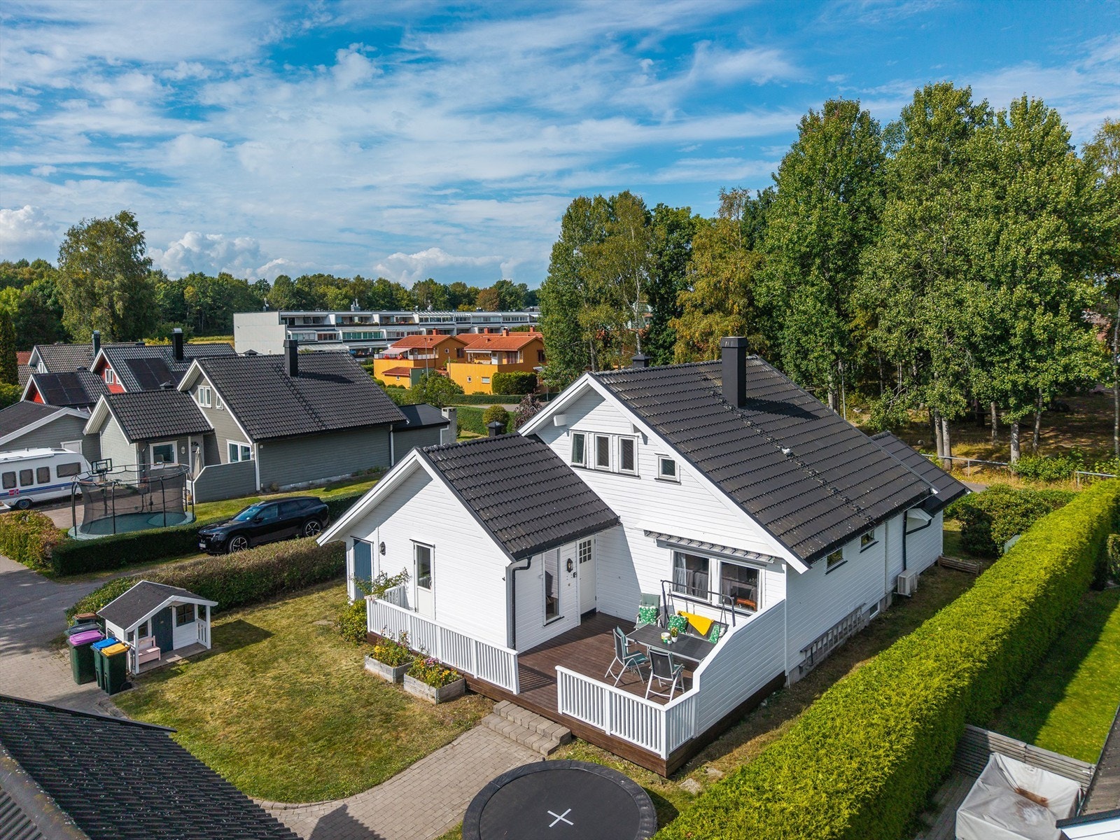 Eiendommen ligger i et rolig og etablert boligområde med mange barnefamilier. Galleribilde