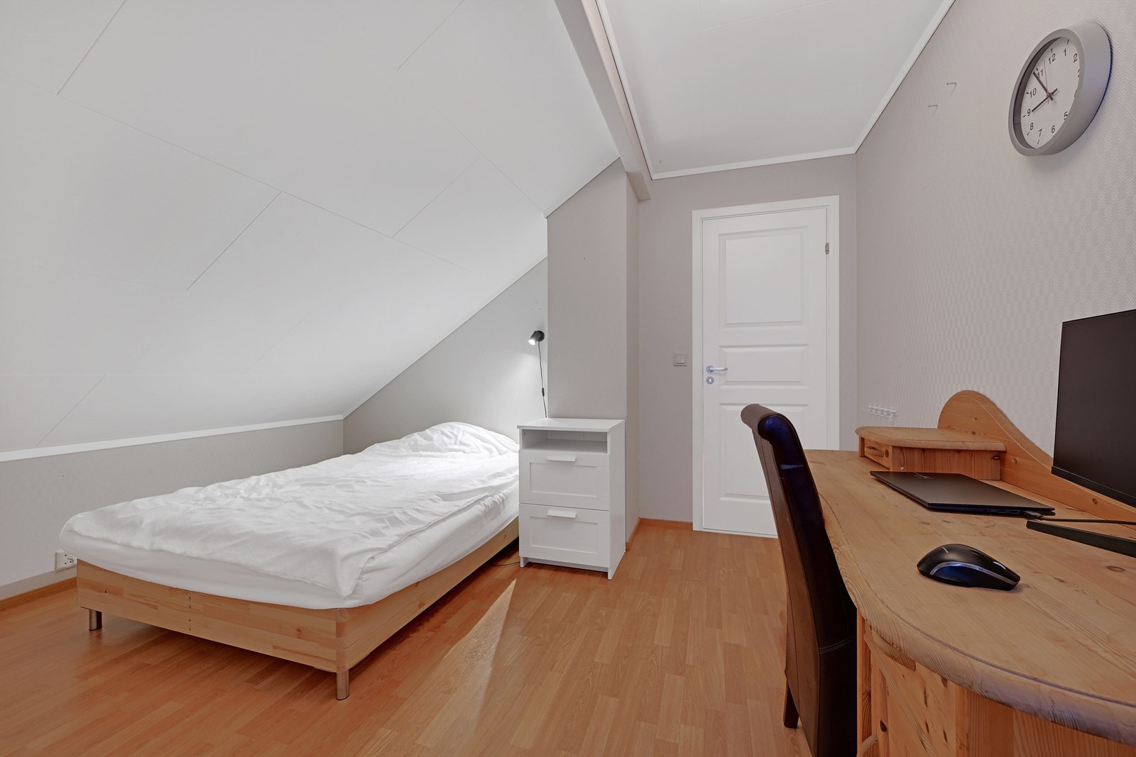 Soverom med plass til både seng og arbeidsplass. Galleribilde