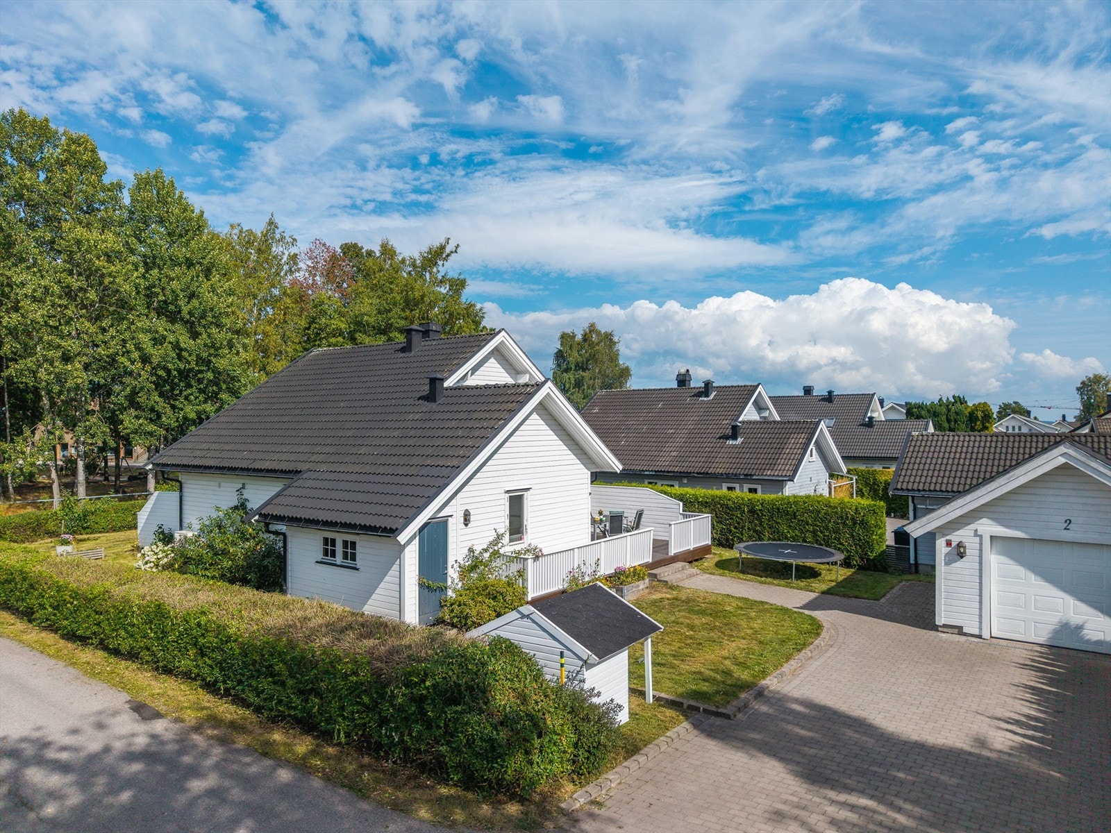 Familievennlig enebolig over tre plan med lettstelt hage og garasje.
Foto: Fotofinish AS Galleribilde