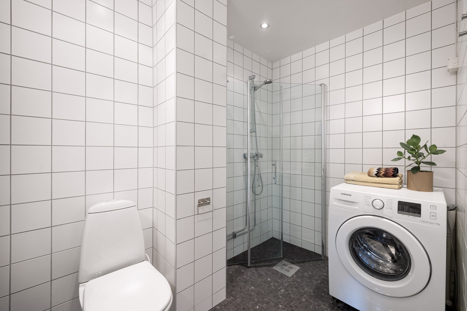 Her får du godt med plass og opplegg for vaskemaskin. Galleribilde