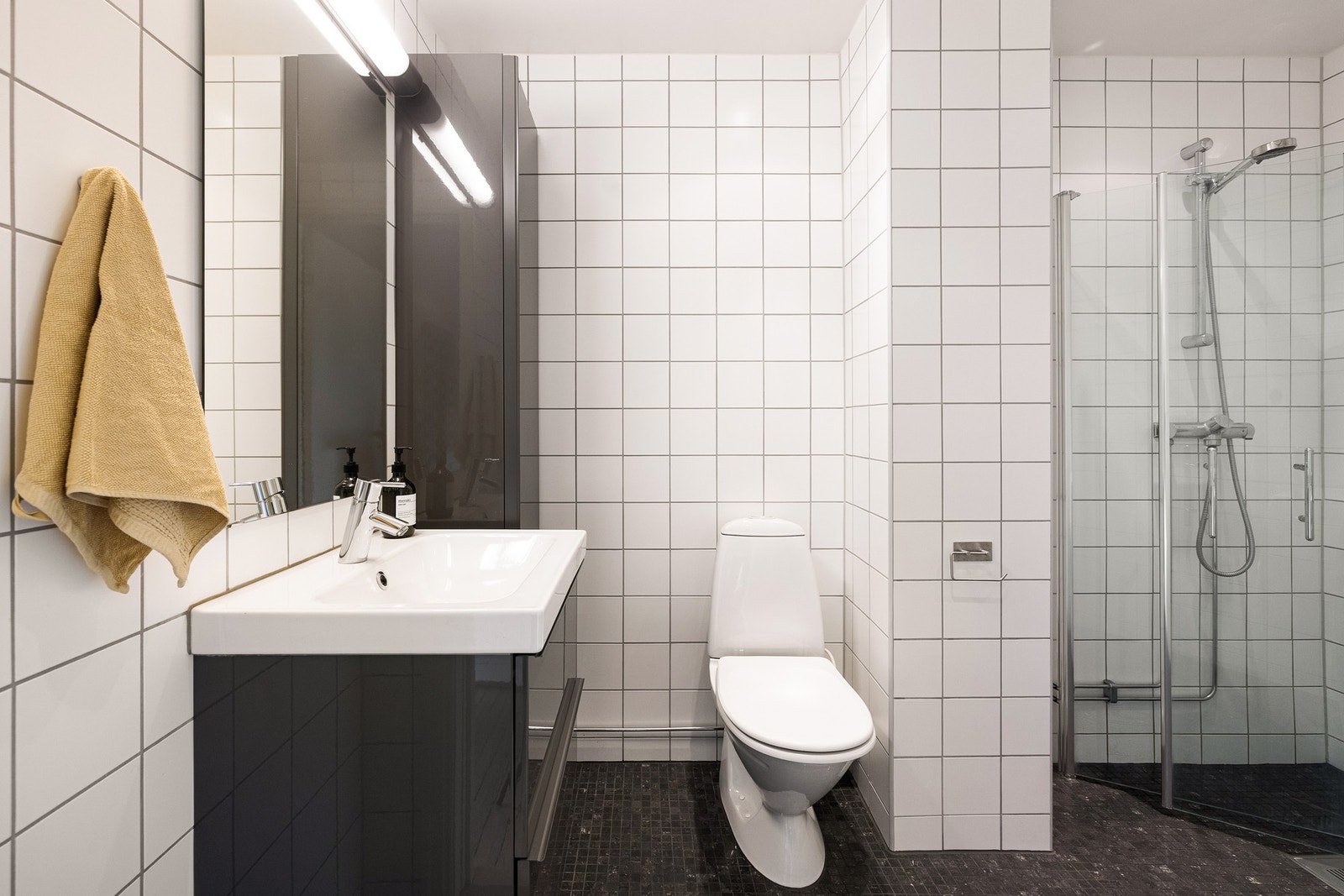 Stort bad med downlights og varmekabler. Galleribilde
