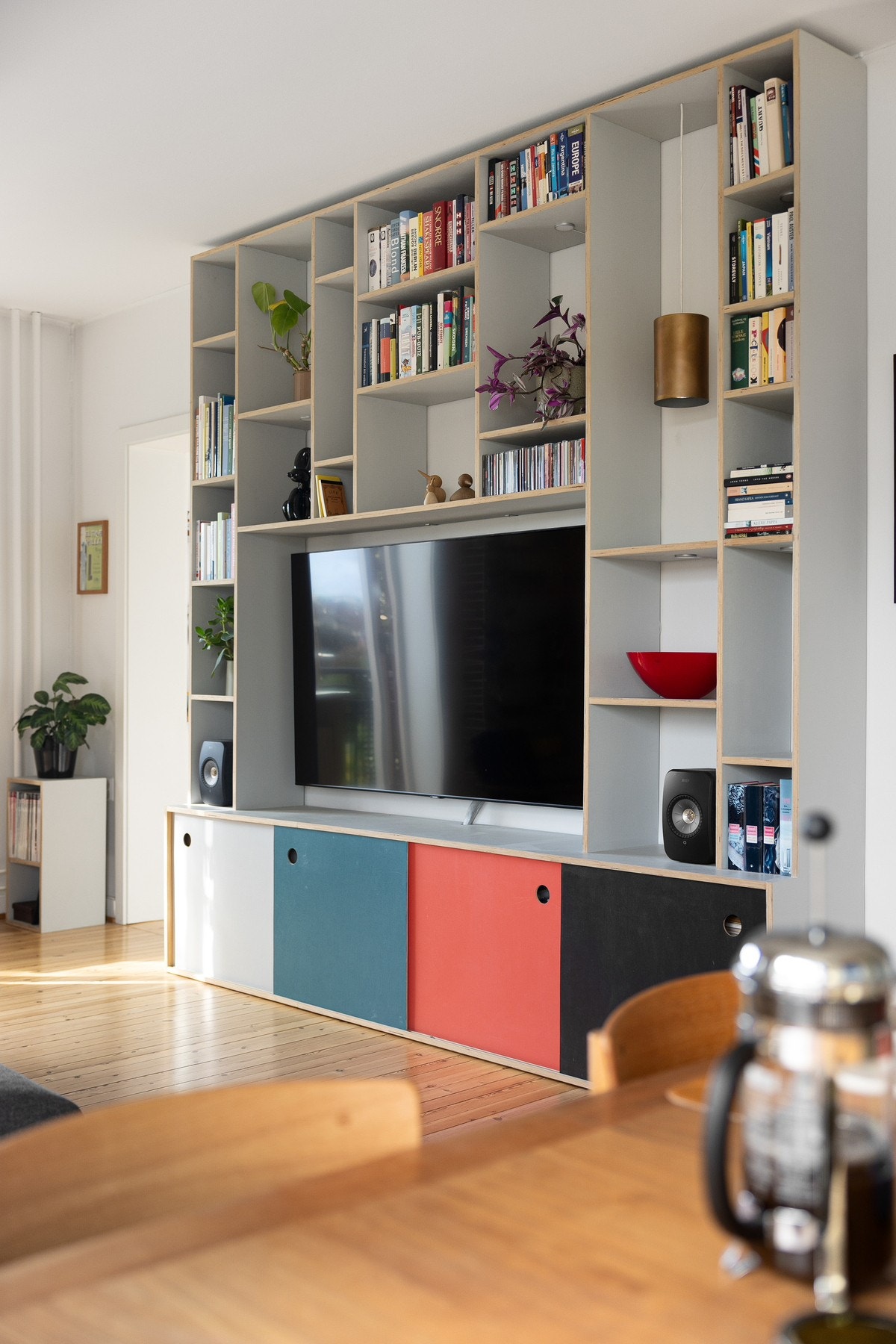 Leiligheten holder en gjennomgående god standard og har godt med oppbevaring med bl.a. arkitekttegnet hylleseksjon i stuen. Galleribilde