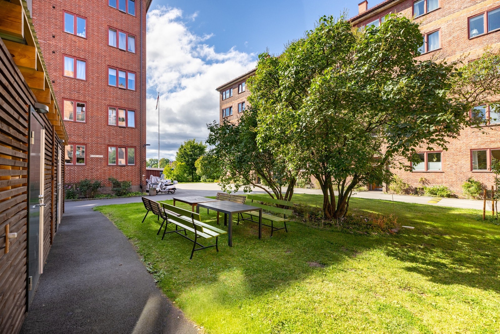 Borettslagets arealer er pent opparbeidet med bl.a. flere sittegrupper. Galleribilde