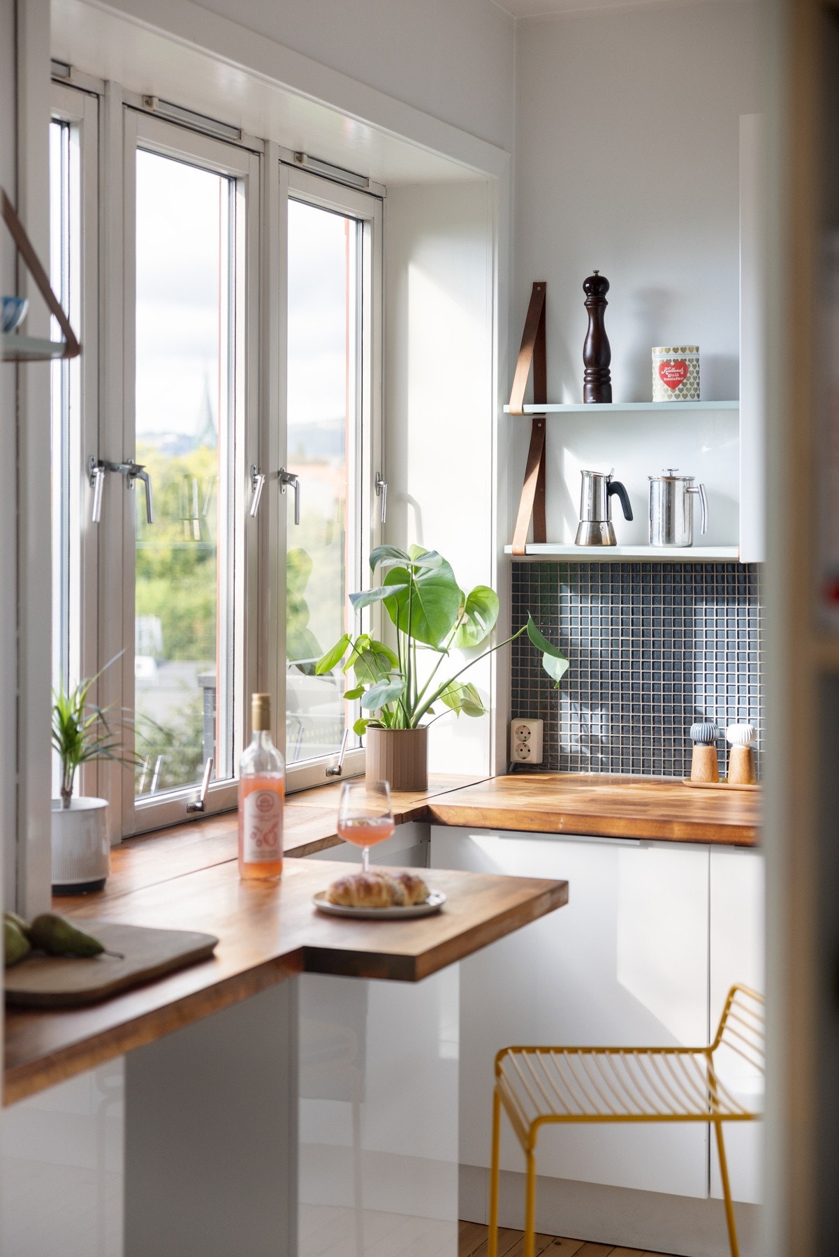 Her får du også en fin frokostplass ved vinduet. Galleribilde