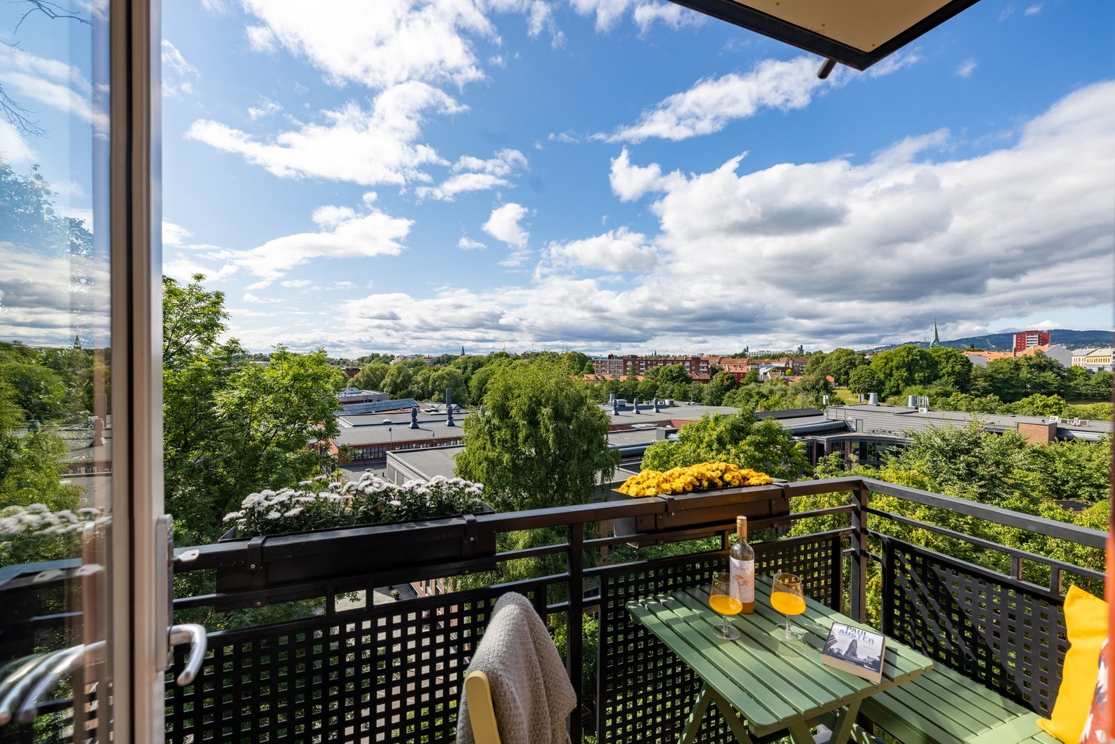 En nydelig hjørneleilighet med utsikt, 2 balkonger, masse lys og perfekt planløsning. Galleribilde
