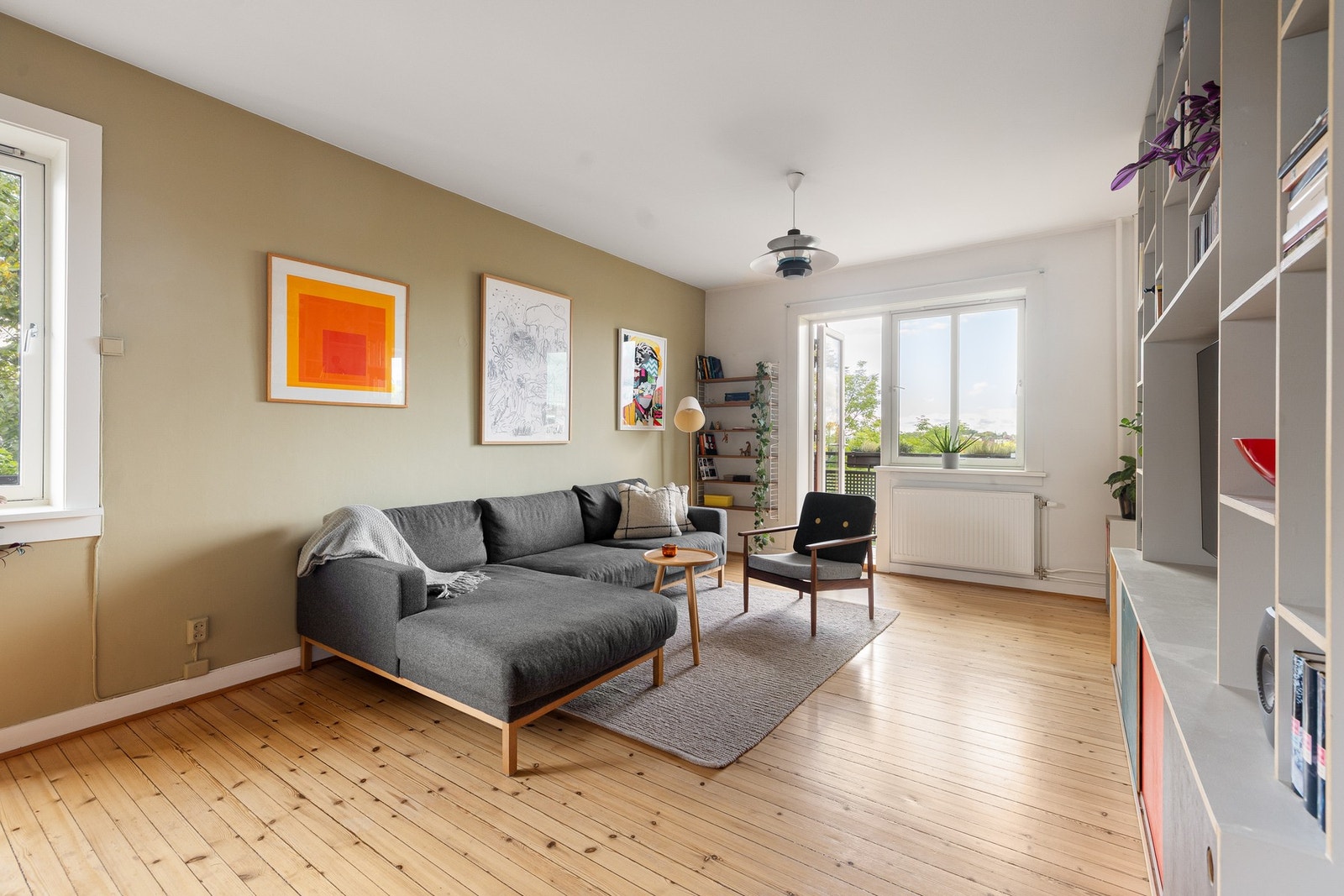 Hjørnestuen er svært lys med adkomst til to balkonger. Galleribilde