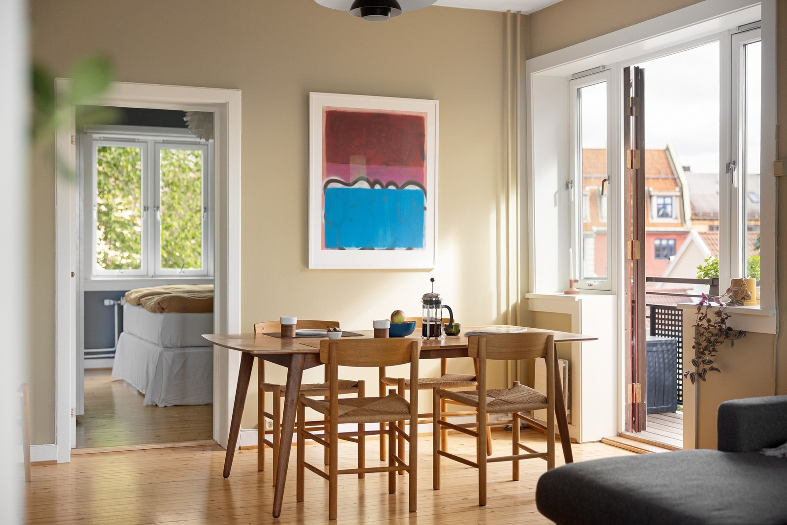 Her får du vinduer på 3 sider av leiligheten og nydelig utsyn fra alle vinduer. Galleribilde