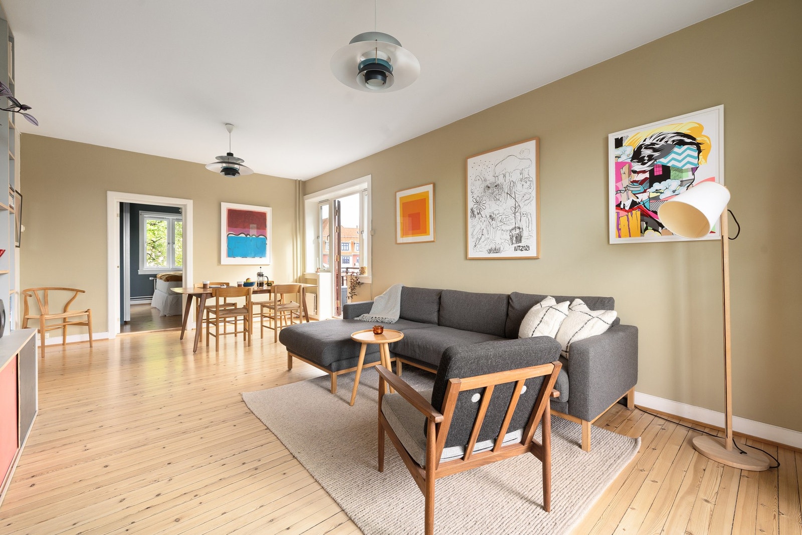 Stuen er svært romslig med plass til både stor sofaseksjon og stort spisebord. Galleribilde