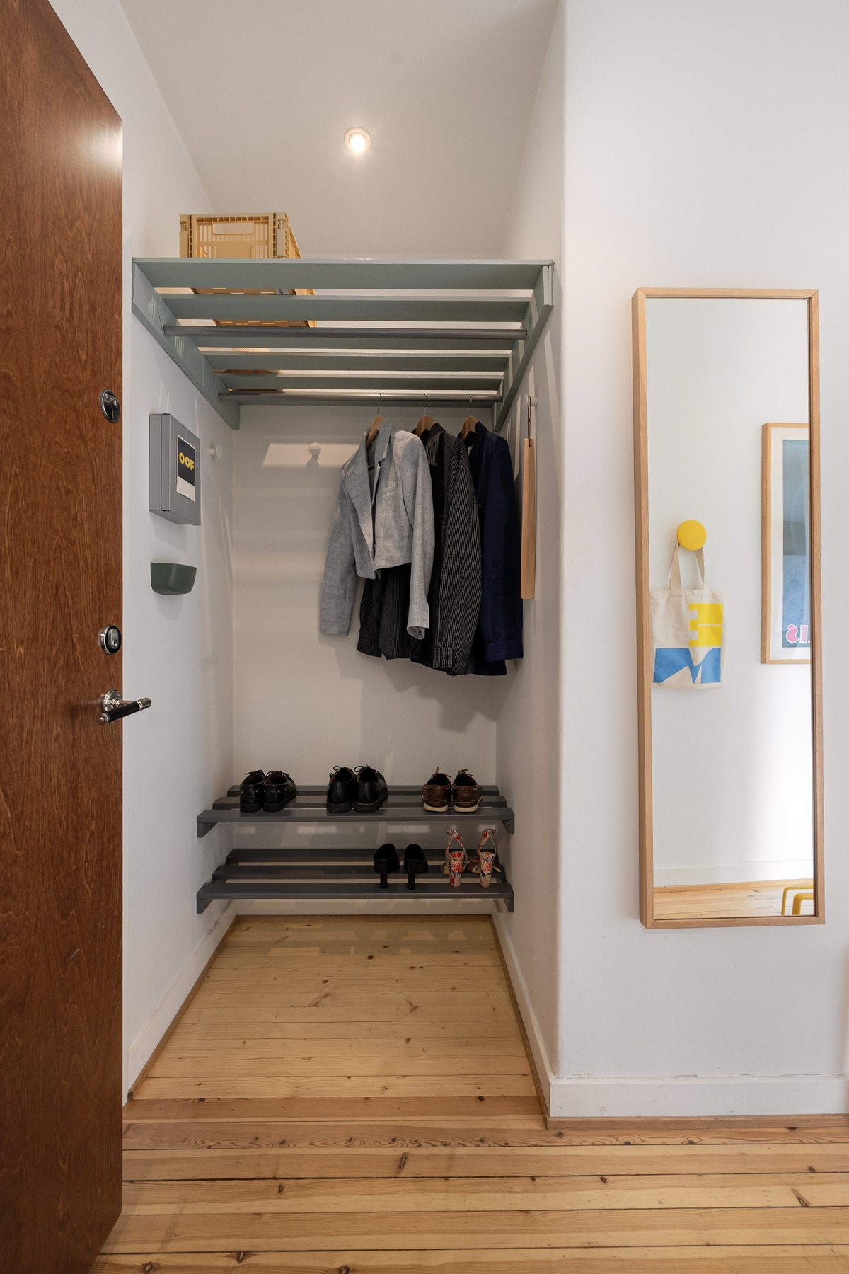 Funksjonell garderobenisje rett innenfor entrédøren. Galleribilde