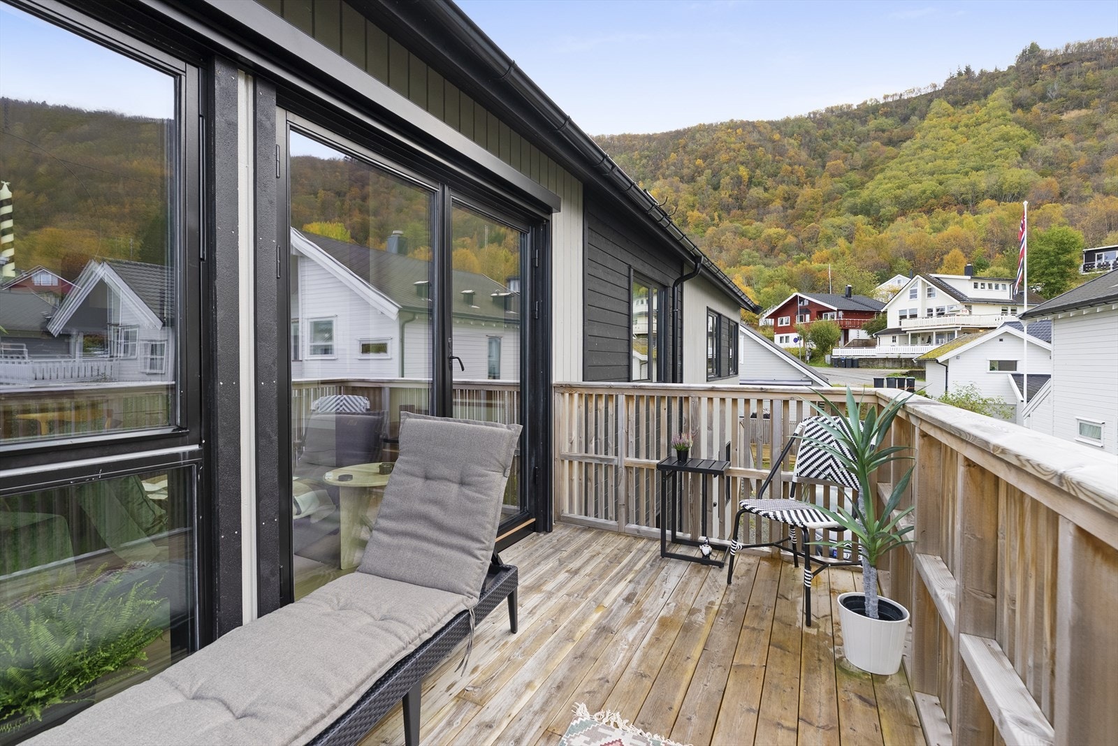 Meget gode lys og solforhold på terrassen fra morgen til kveld. Galleribilde