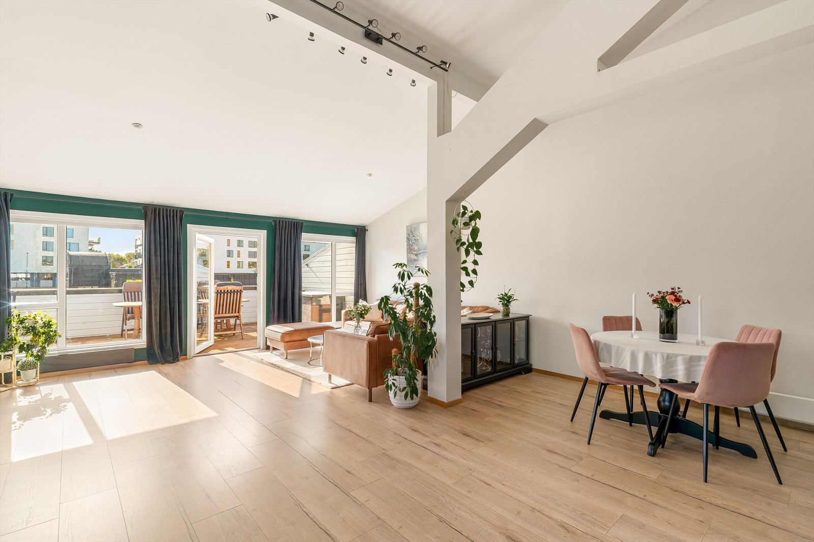 Stuen har svært god takhøyde og store vindusflater som slipper inn mye dagslys. Galleribilde