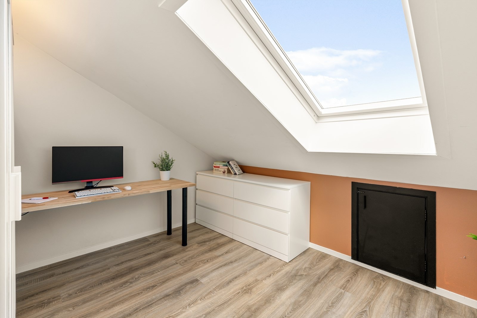 Boligens soverom nr.2 passer fint som et gjesterom, men egner seg også som barnerom og kontor. Galleribilde