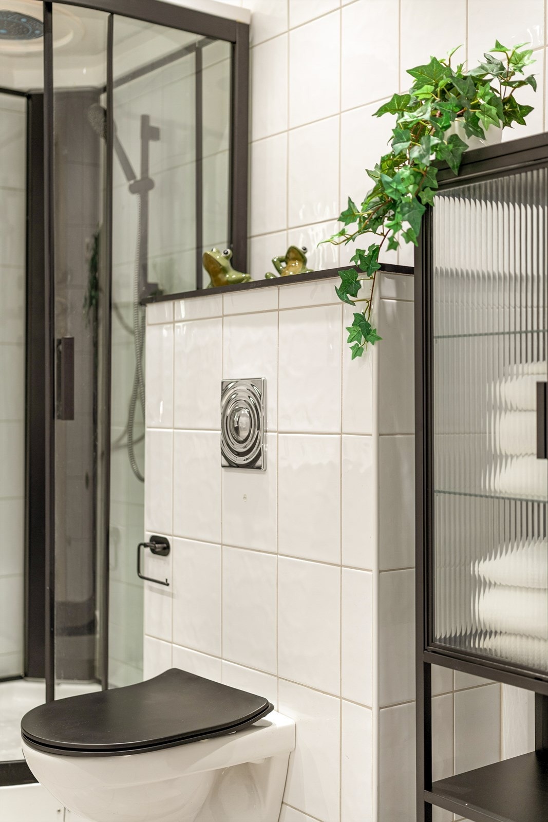 Det er et eget opplegg for vaskemaskin på badet, utover det som er på vaskerommet. Galleribilde