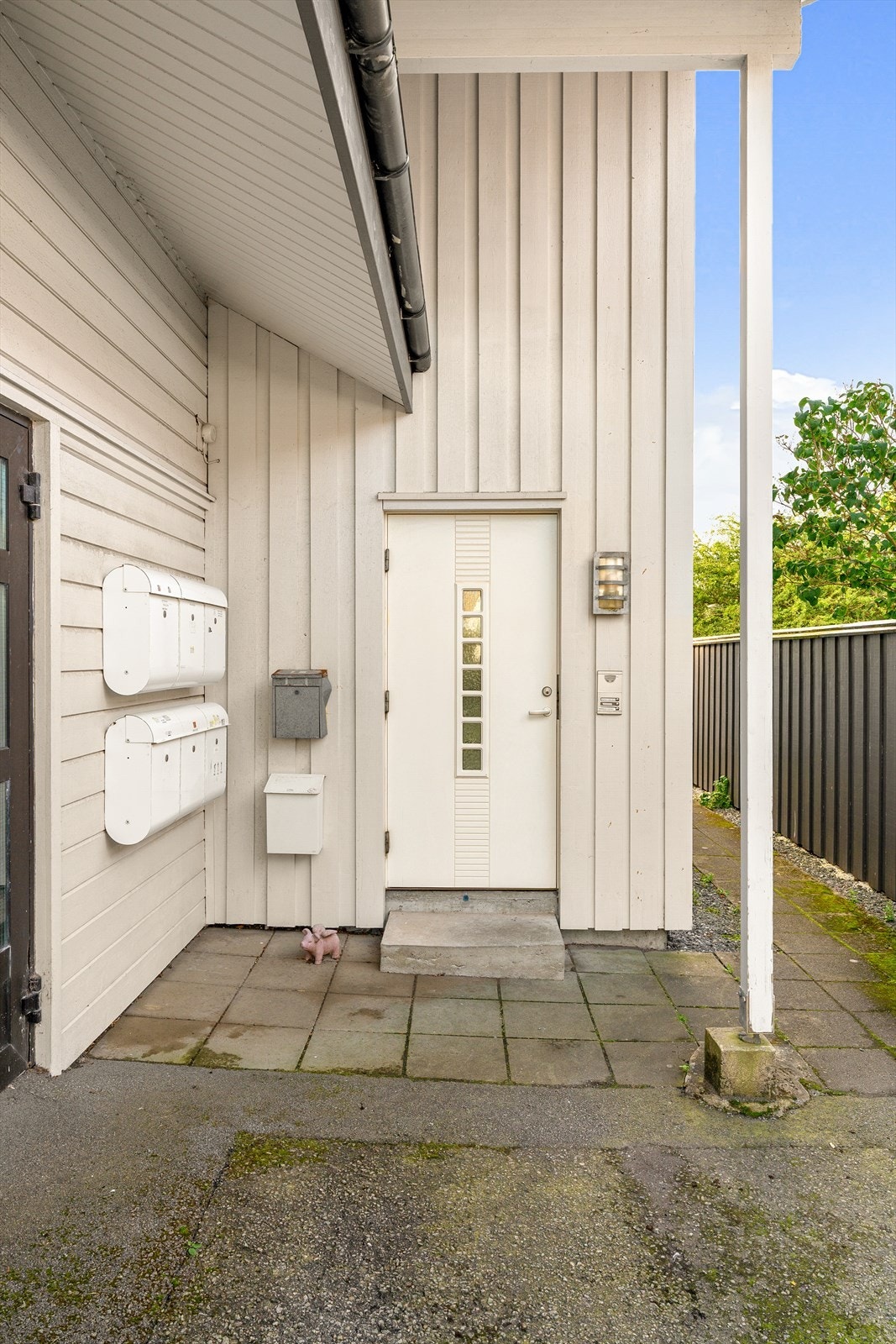 Inngangspartiet til blokka ligger på baksiden av eiendommen. Galleribilde