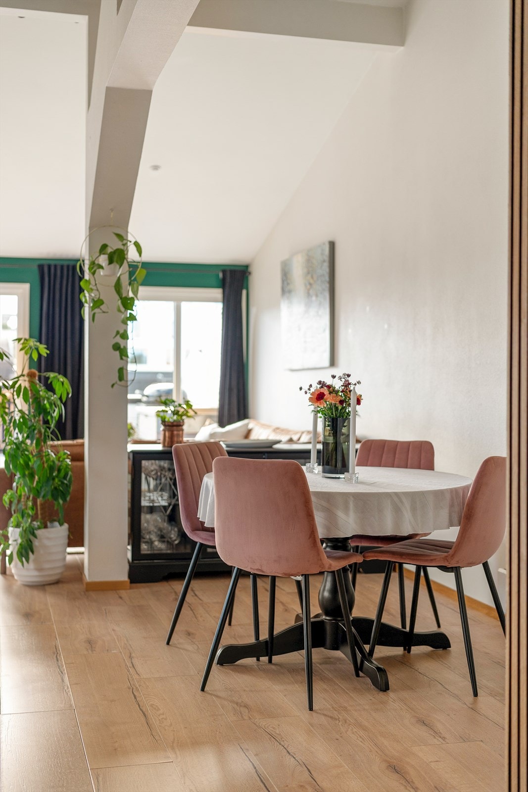 Størrelsen på rommet gir svært gode møbleringsmuligheter. Galleribilde