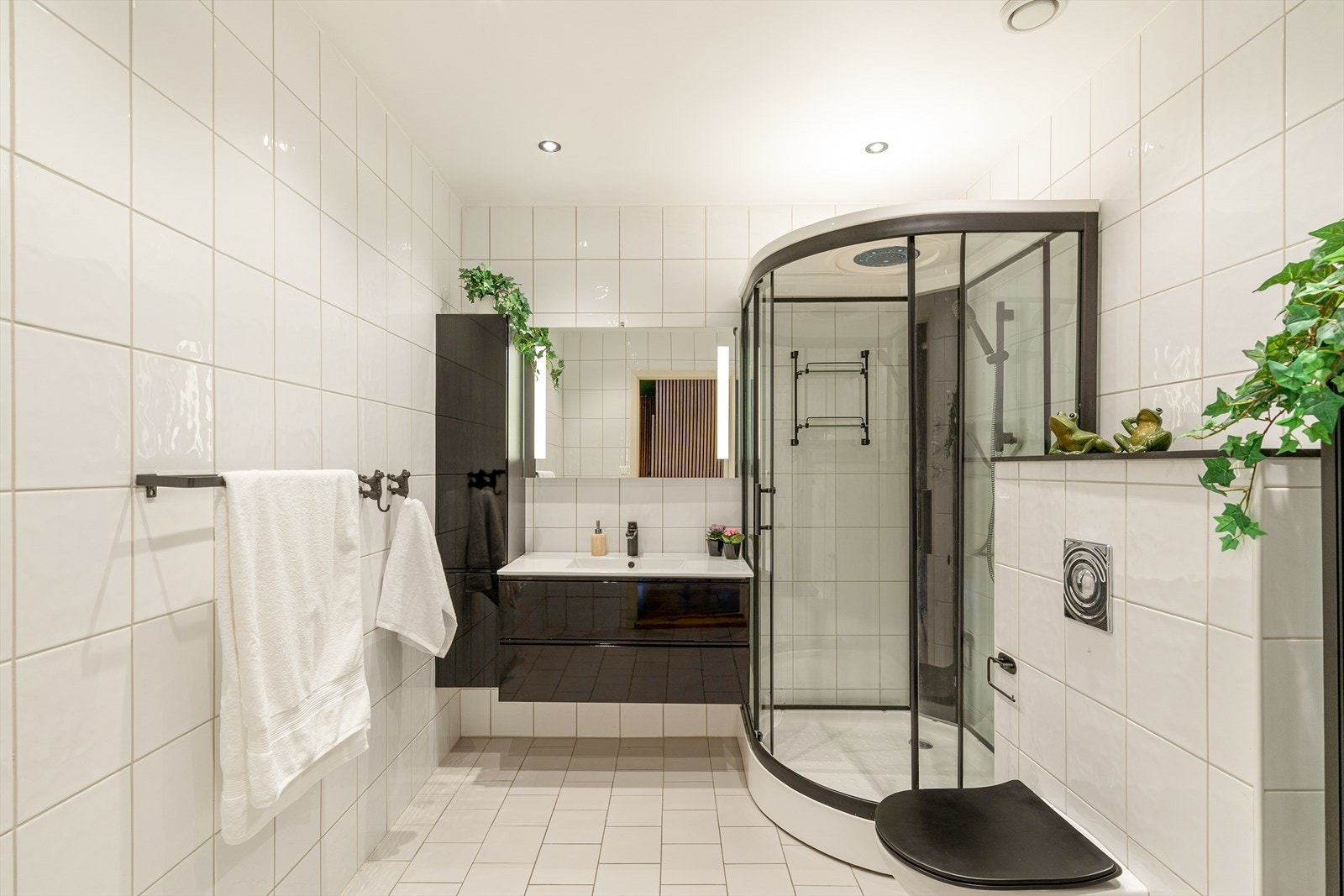 Badet er romslig og har flislagte gulv og vegger. I gulvet har man elektriske varmekabler. Galleribilde