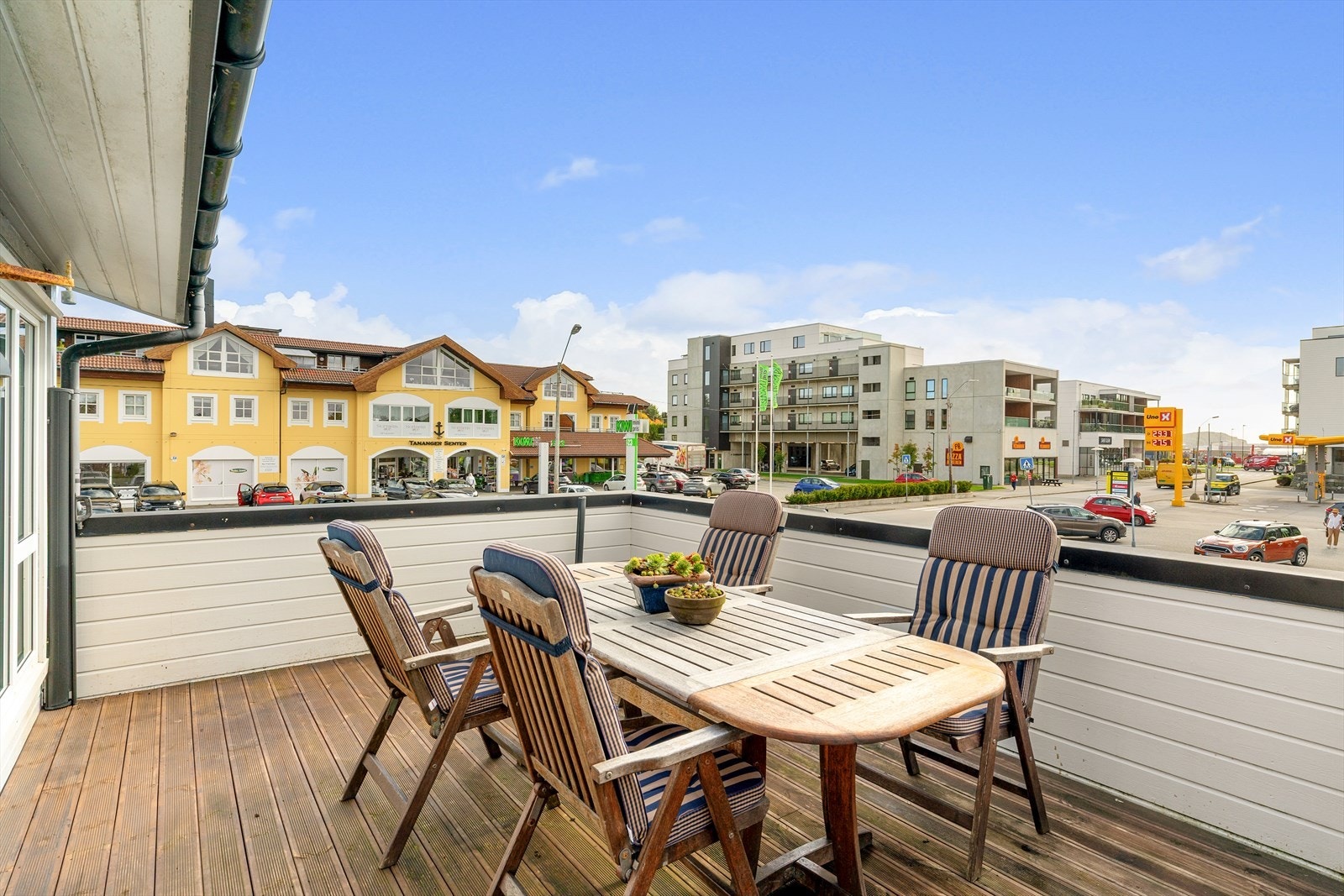 Leiligheten har en sørvendt terrasse for svært gode solforhold. Galleribilde