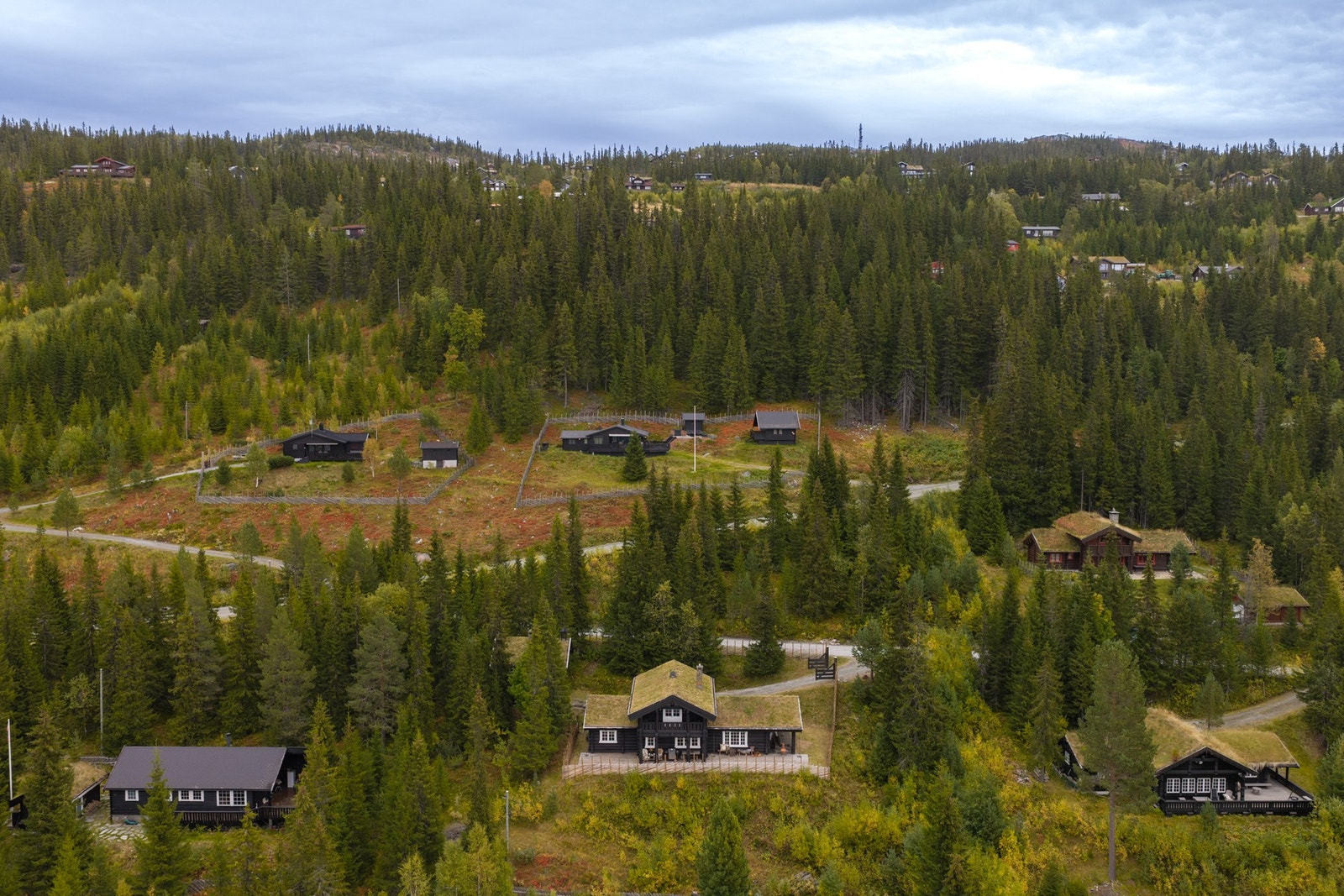 Hytteområdet sett ovenfra, med alpinområdet i bakgrunnen Galleribilde