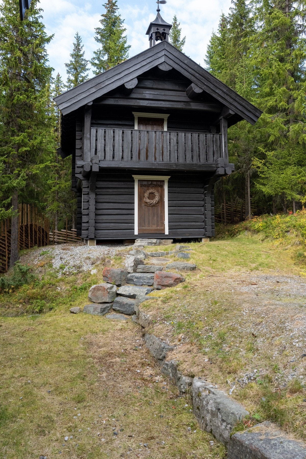 Steintrapp opp til annekset Galleribilde