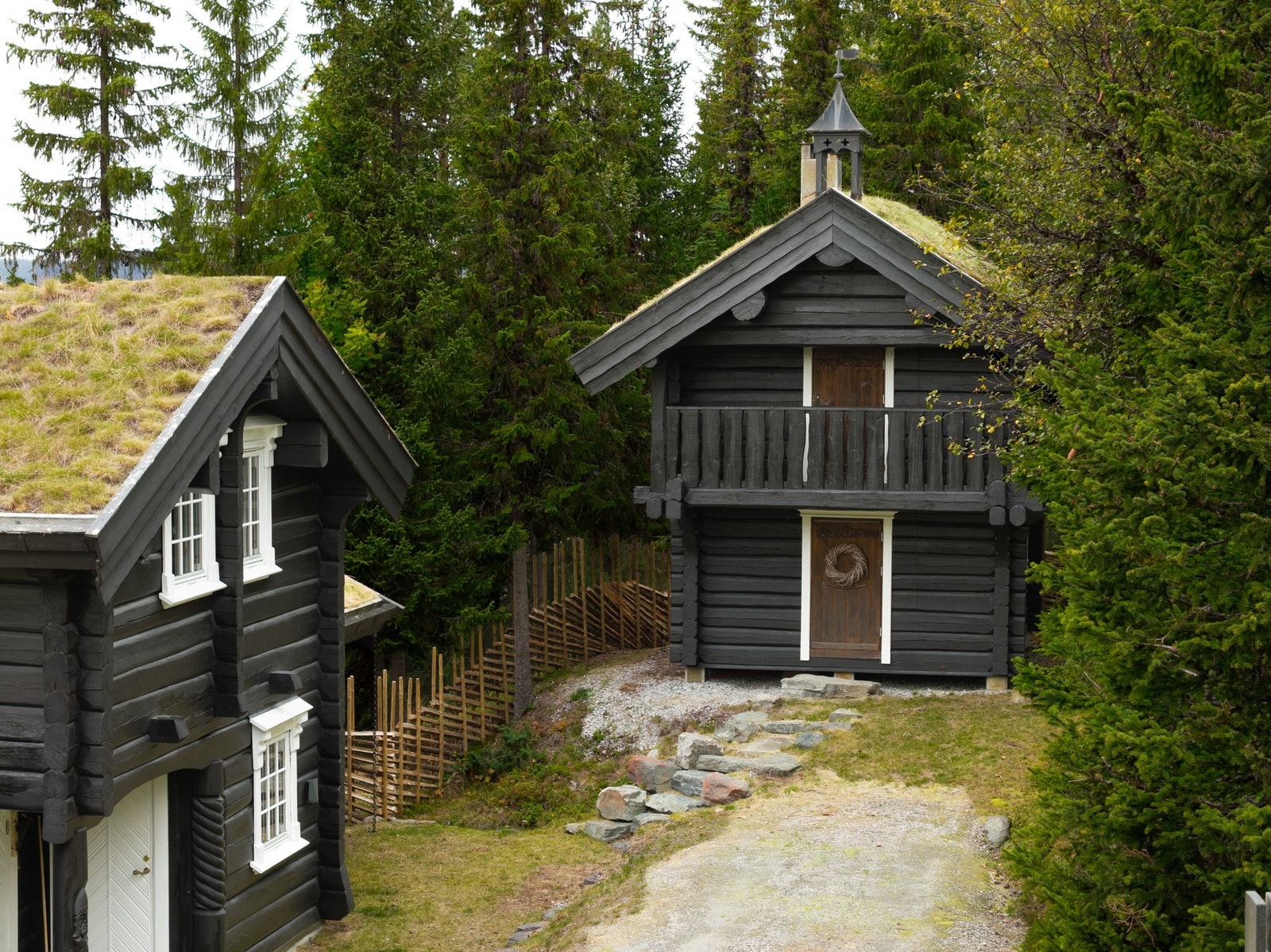 Stabburet fra 2006 brukes som anneks og har blant annet stue og to soverom Galleribilde