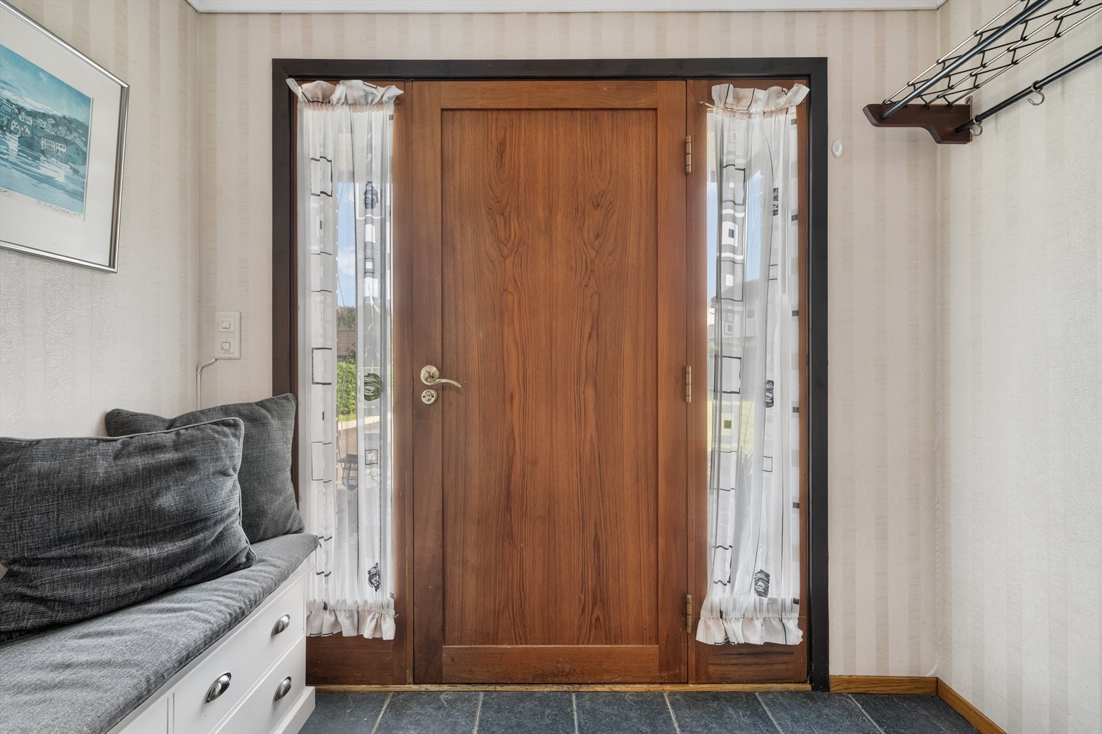 Praktisk entré med avkledningsplass. Galleribilde