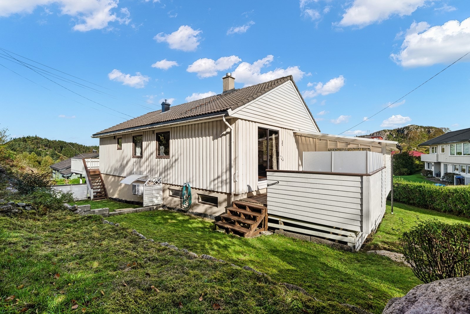Uteområdet består av plenarealer, terrasse og flere soner for opphold og aktiviteter. Galleribilde