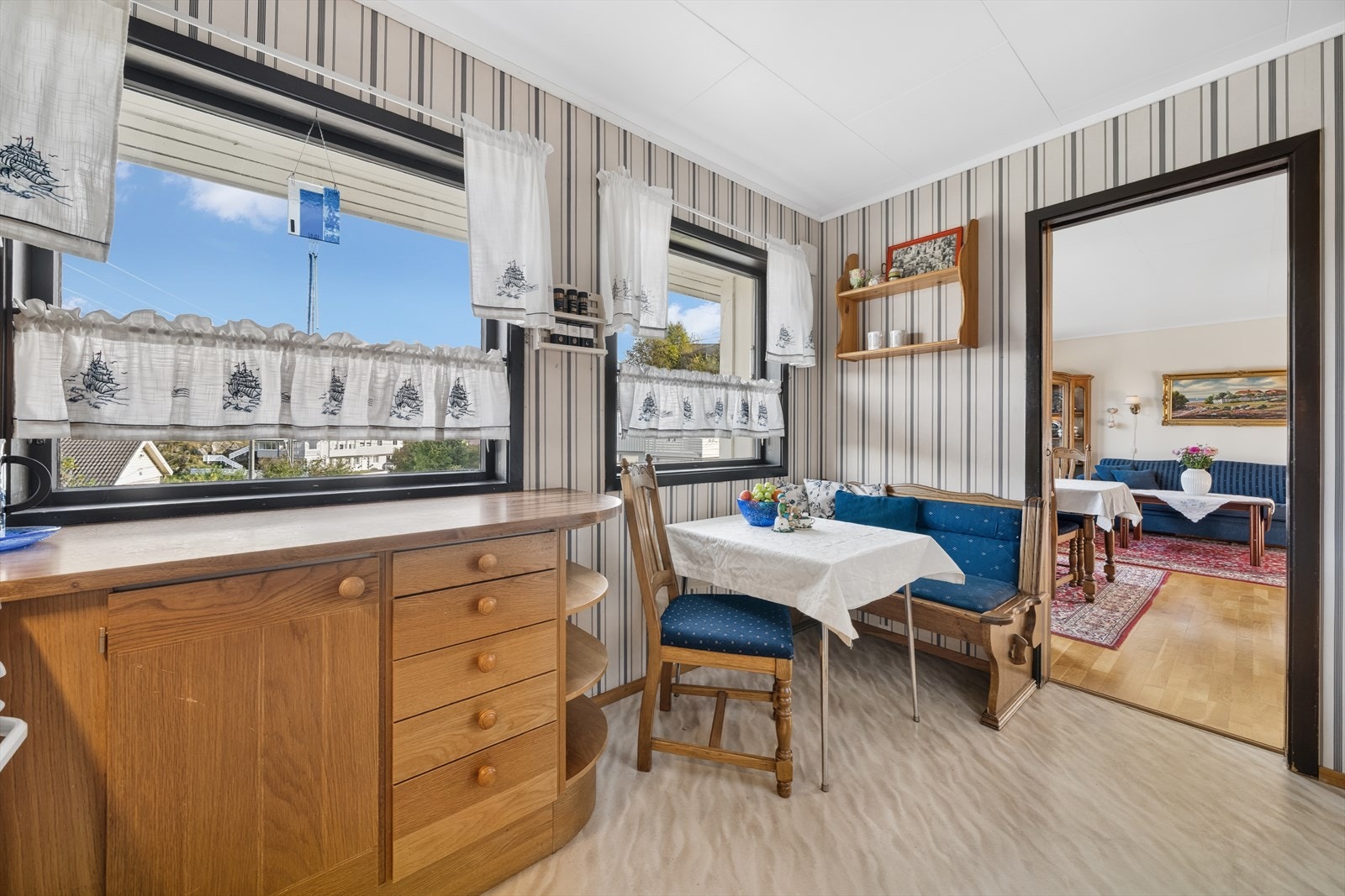 Kjøkkenet har en naturlig spiseplass ved vinduene og god kontakt med stuen. Galleribilde
