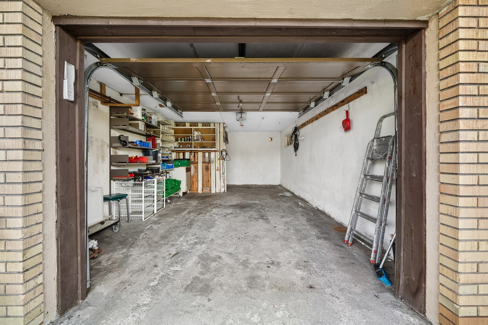 Garasje med automatisk portåpner. Galleribilde
