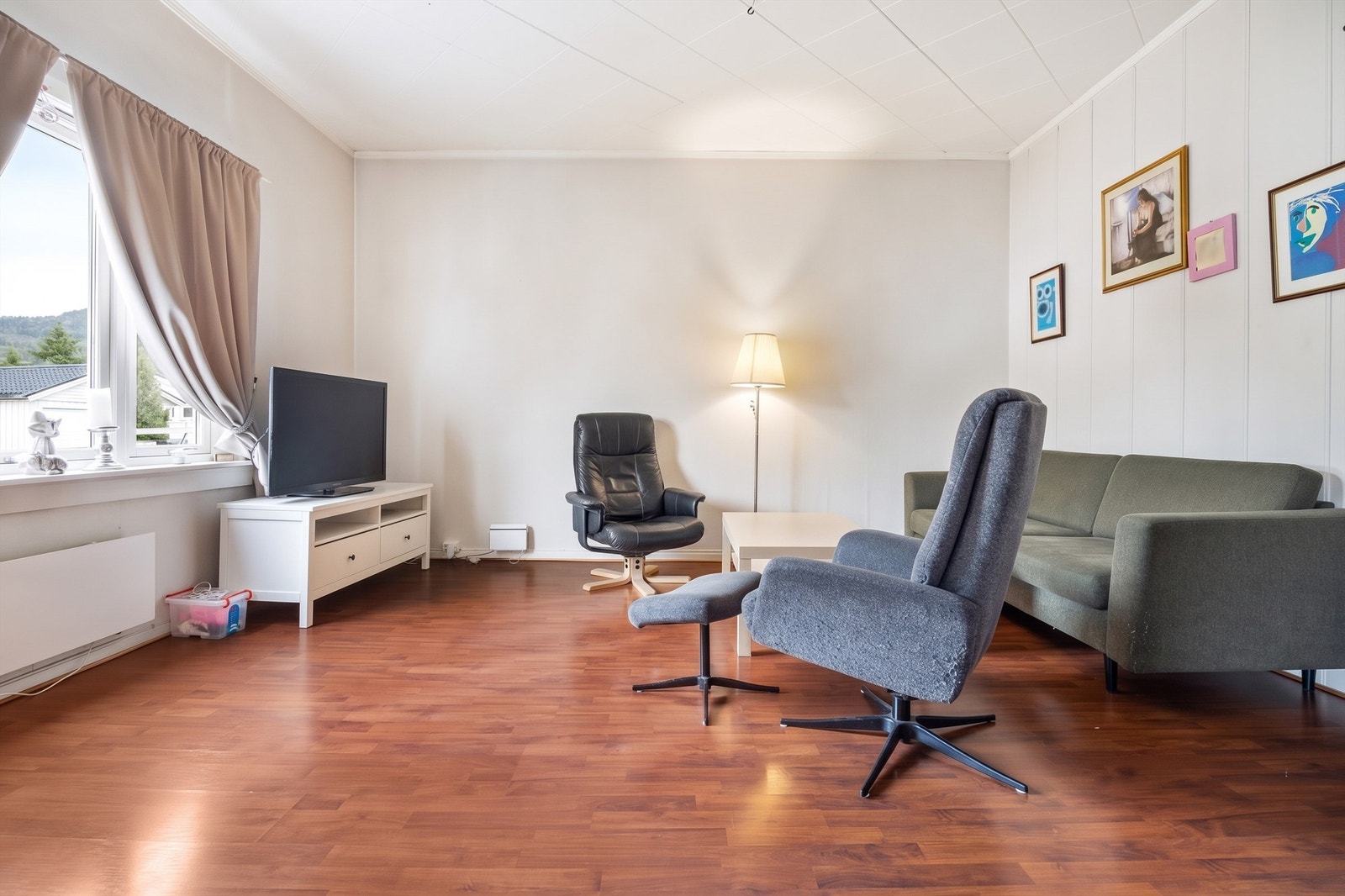 Stue med god plass til sofagruppe. Galleribilde