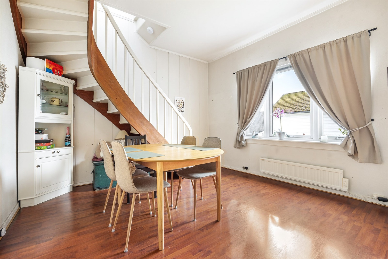 Spisestue med god plass til spisebord. Galleribilde