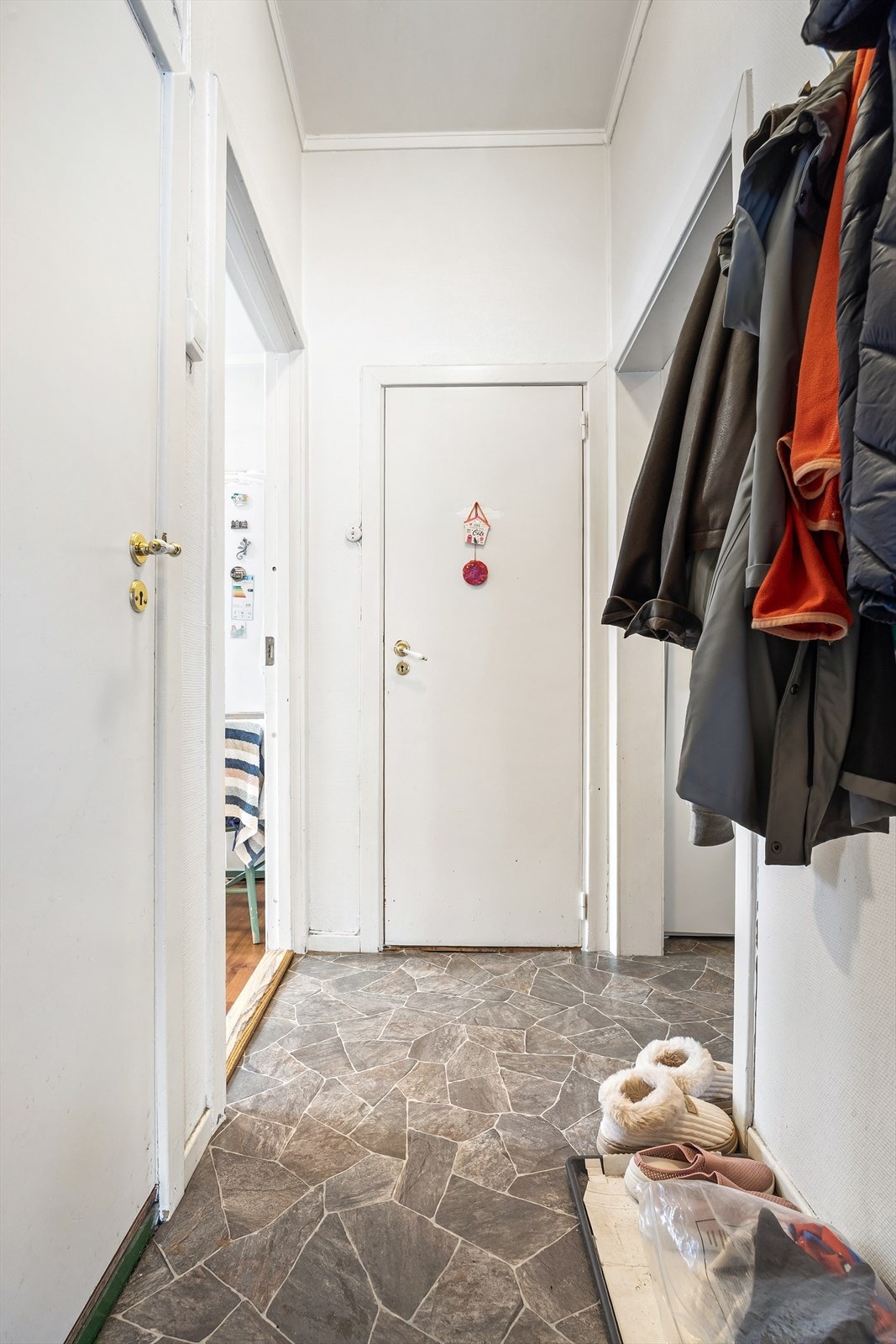 Entré med plass til å henge fra seg. Galleribilde