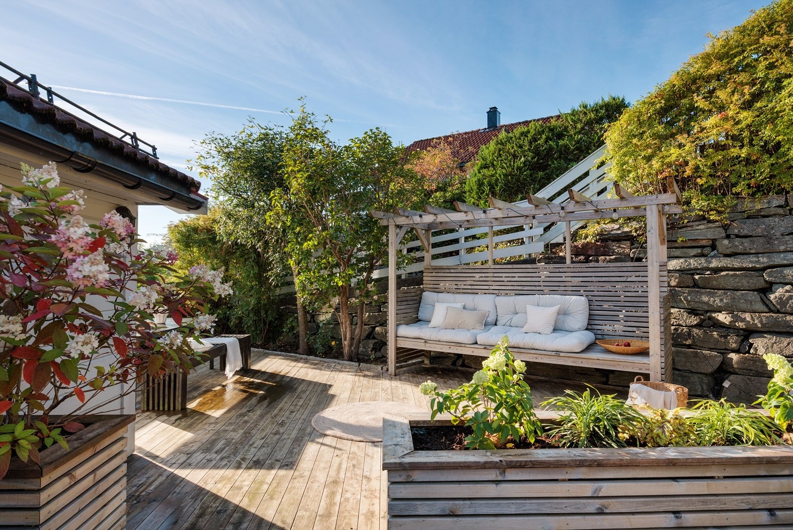Her har man en stor terrasseplatting på 30m² hvor man kan nyte fine sommersdager. Galleribilde