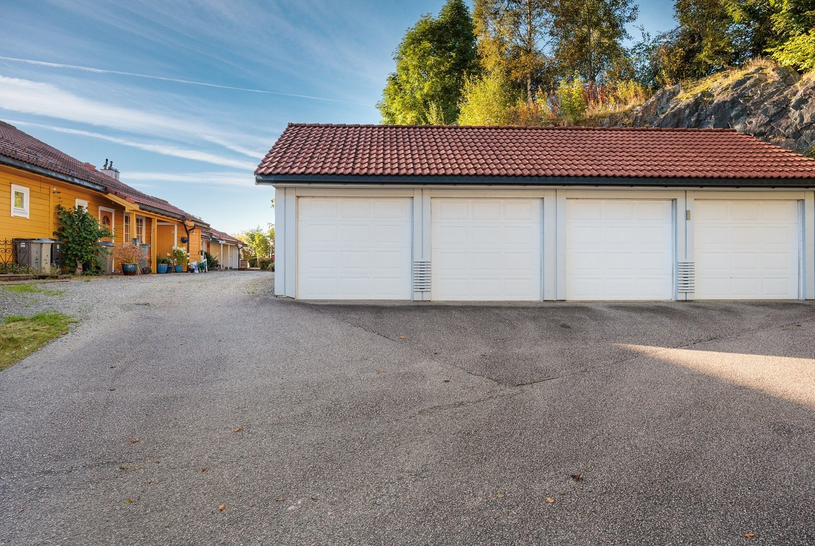 I tillegg har boligen en garasjeplass i felles rekke. Galleribilde
