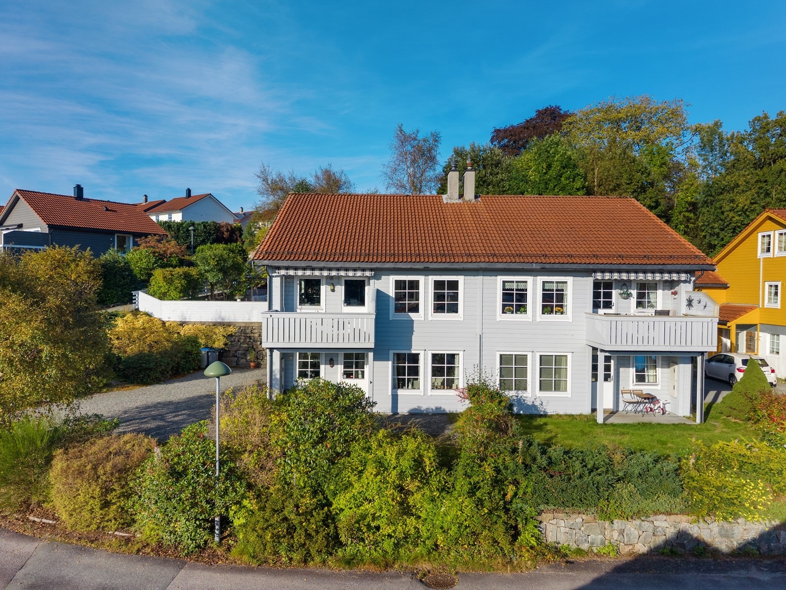 Boligen ligger i et etabelert boligområde, med kort vei til lekekamerater og lekeplasser. Galleribilde