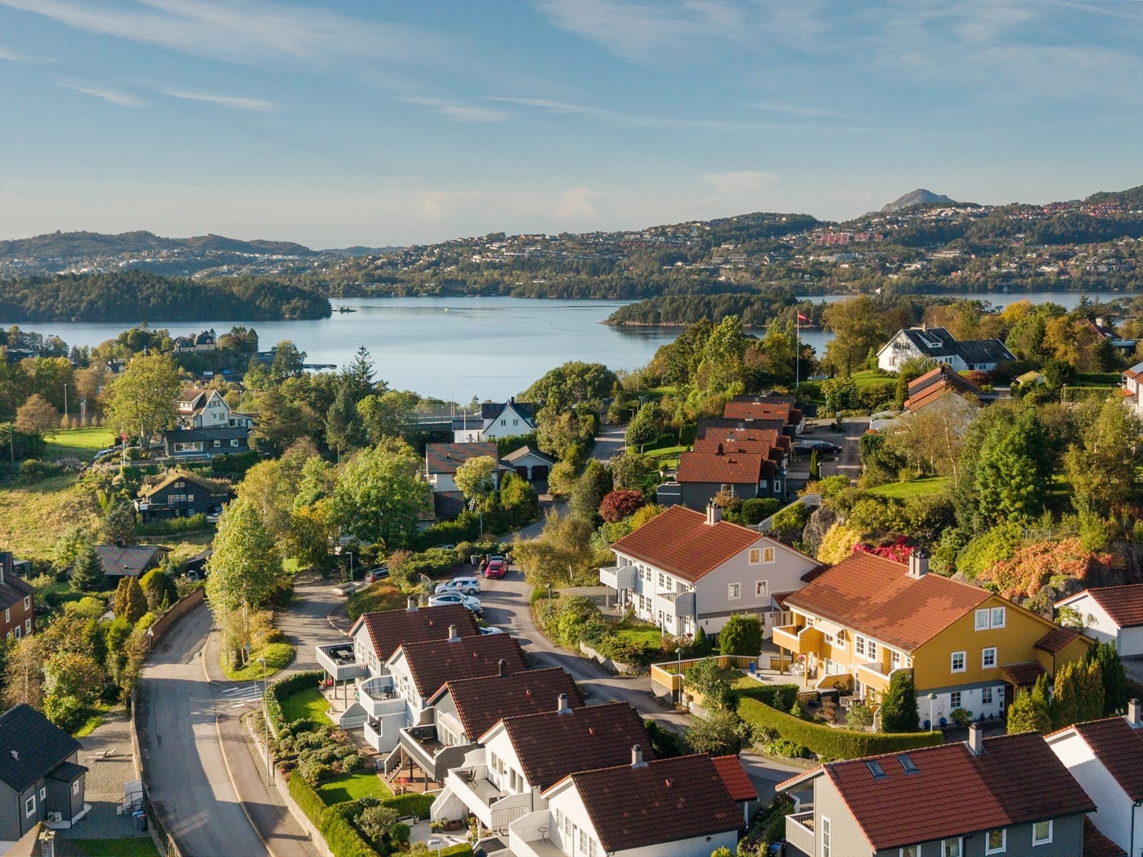 Fra boligen er det ca 5 minutters gangavstand til idylliske Skjoldabukten, og kort gangavstand til flere barnehager og skoler i nærområdet. Galleribilde
