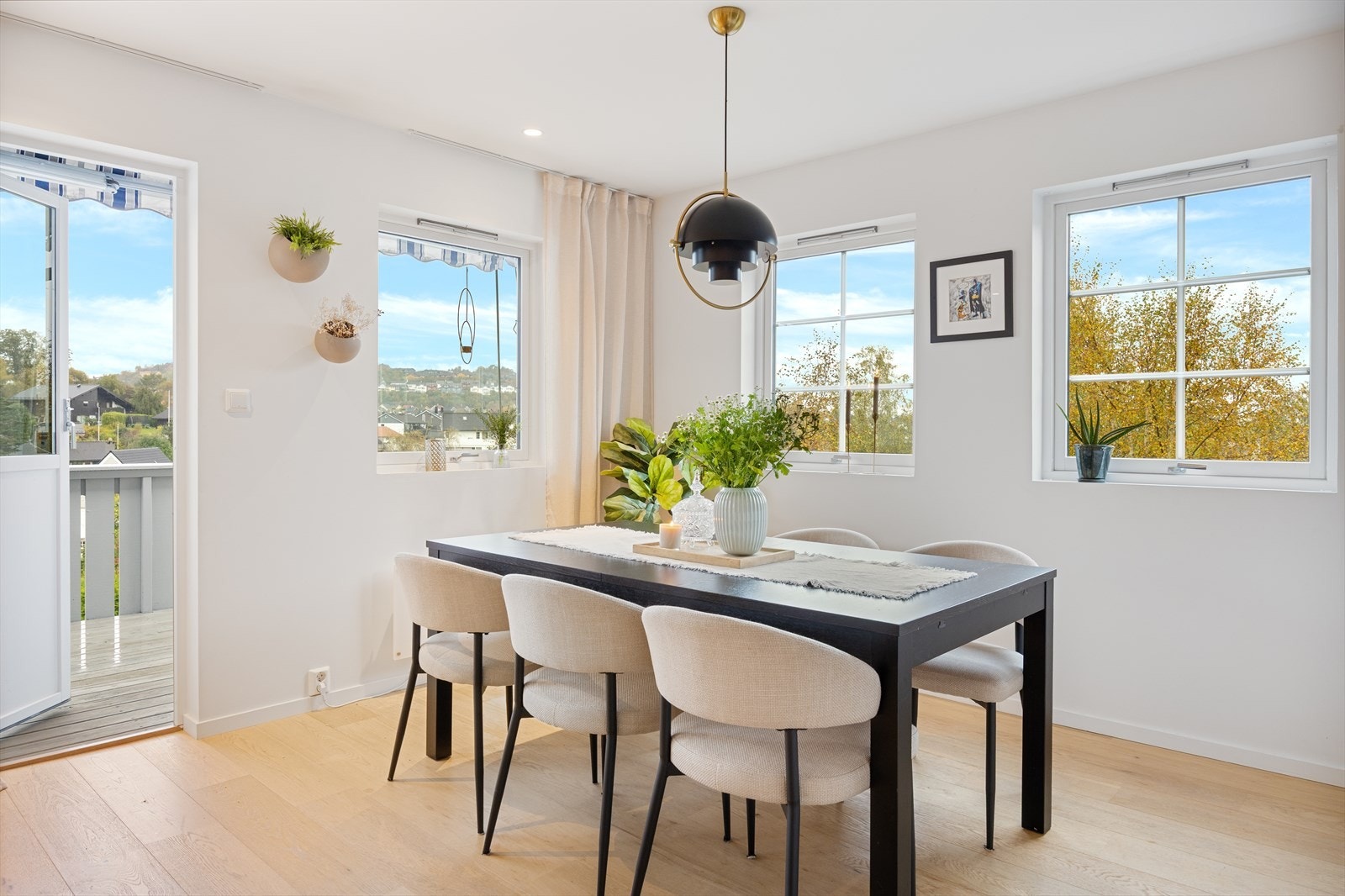 Ved kjøkkenet har man har man også god plass til spisebord. I tillegg er det store vindusflater som gir rikelig med naturlig lysinnslipp og man har lite innsyn Galleribilde
