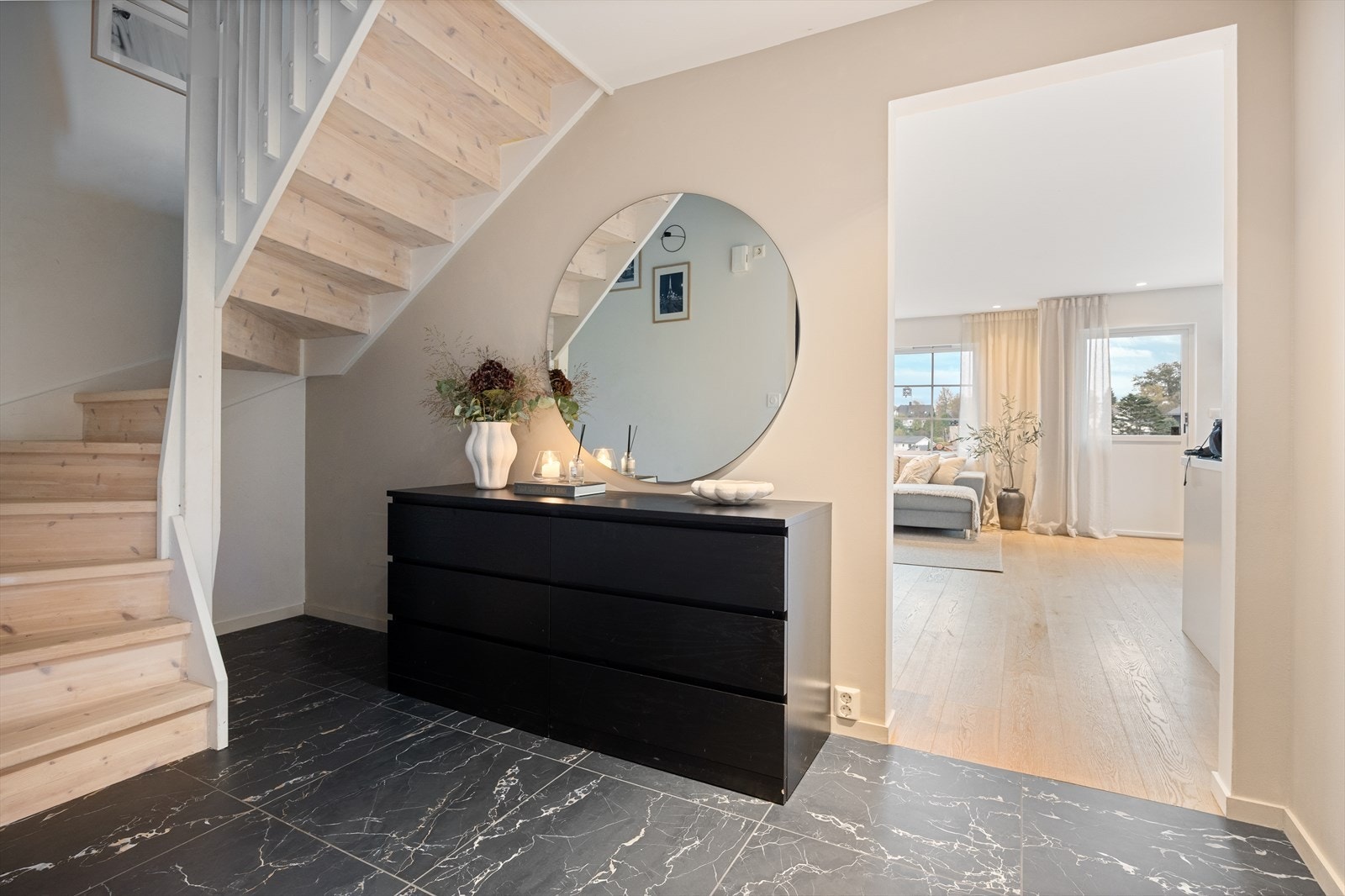 Trappen er opprinnelig i furu, men er pusset ned av selger for å bli oljet og malt for et mer moderne preg. Her er det også plass til å sette opp en bod om man ønsker. Galleribilde