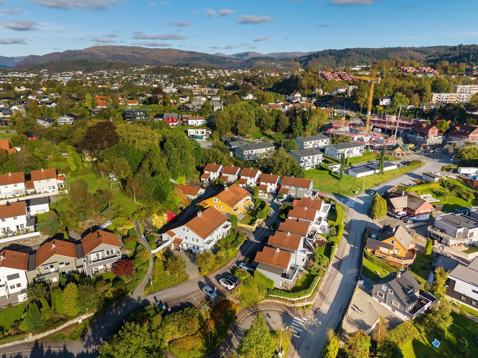 Eiendommen ligger sentralt til på Skjold, men likevel tilbaketrukket fra støy. Alt er innenfor gangavstand med både skole, barnehage, butikker og caféer. Galleribilde