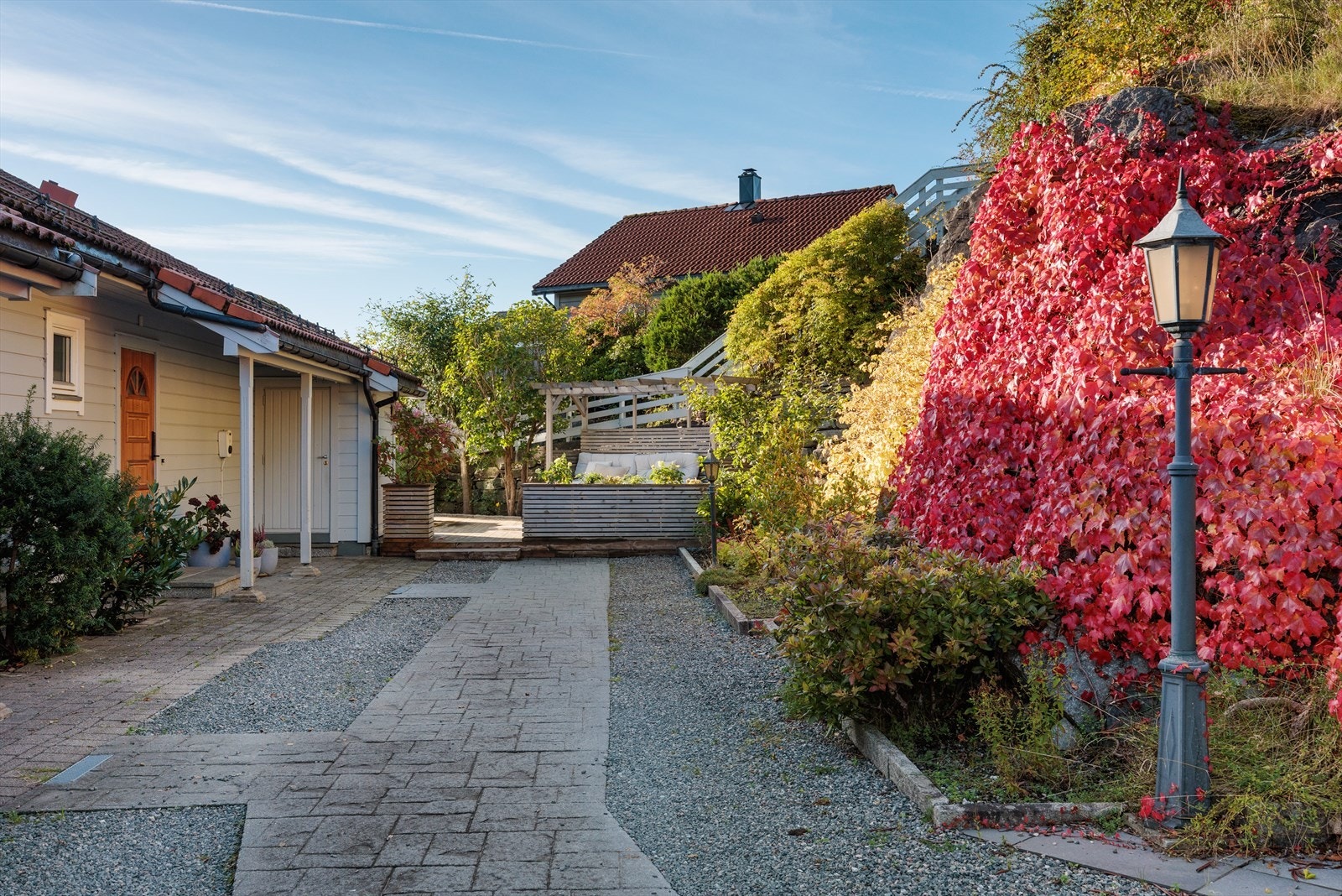 Fellesarealene er pent opparbeidet med heller/grus og varmekabler og beplantning. Galleribilde