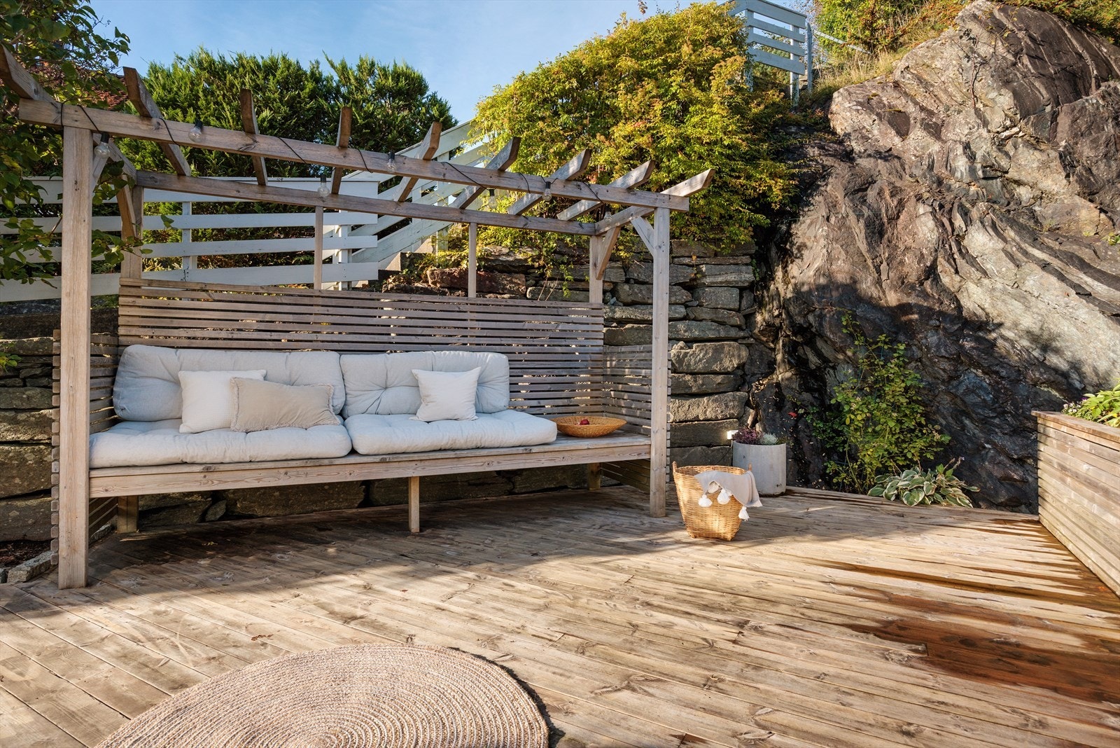 Utearealet ble betydelig oppgradert i 2021? med ny terrasseplatting
. Galleribilde