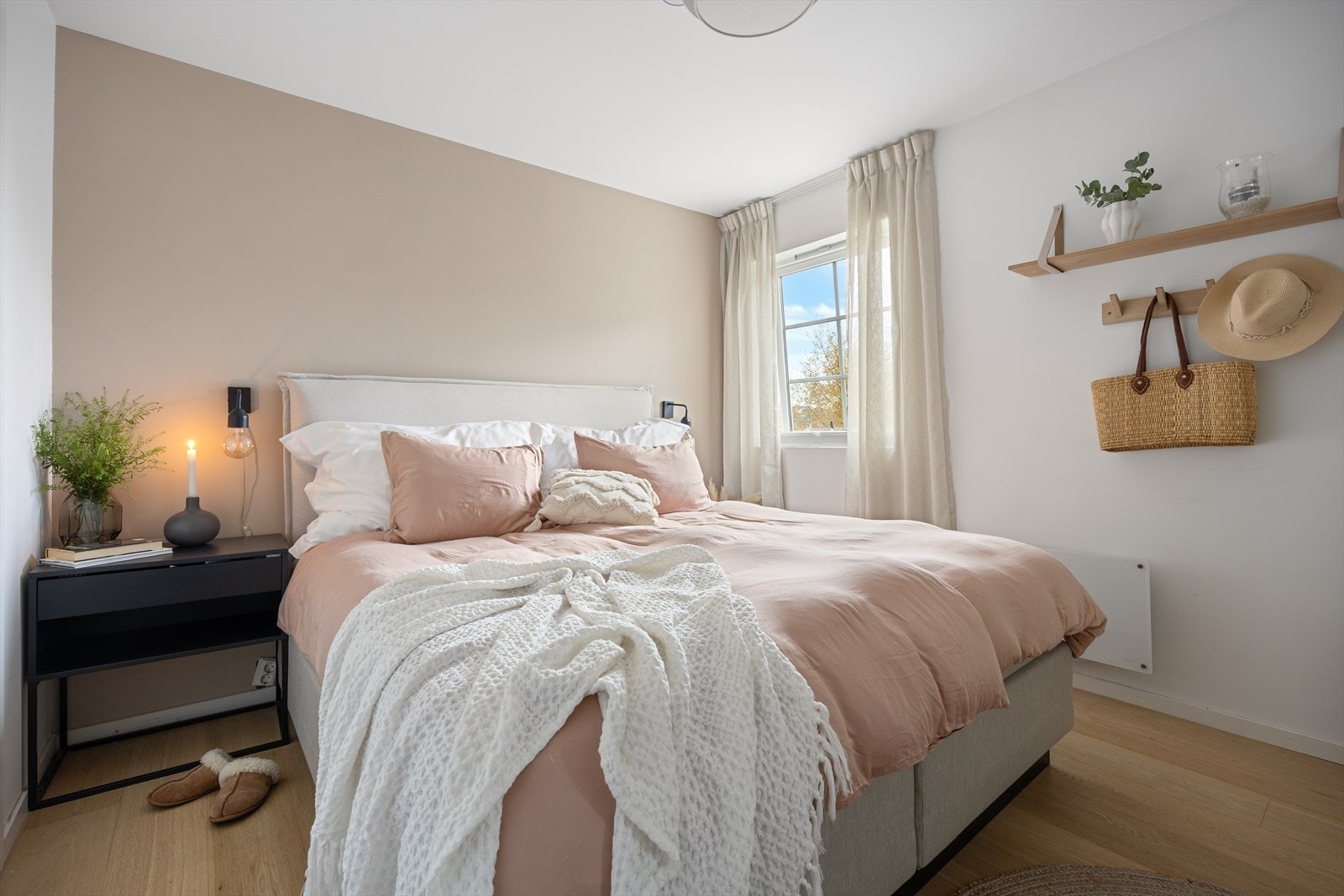 Lunt, behagelig hovedsoverom på 12,1m² hvor man har godt med plass til dobbeltseng, nattbord og garderobe. Galleribilde