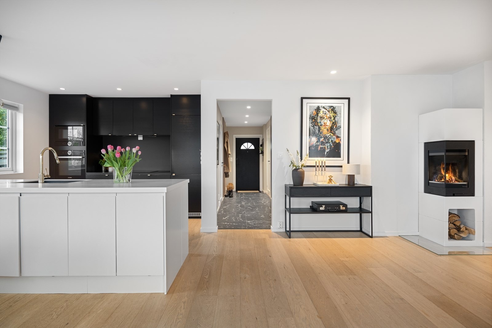 Stue og kjøkken er av god størrelse 44,9m² med et moderne uttrykk på alle overflater. Galleribilde