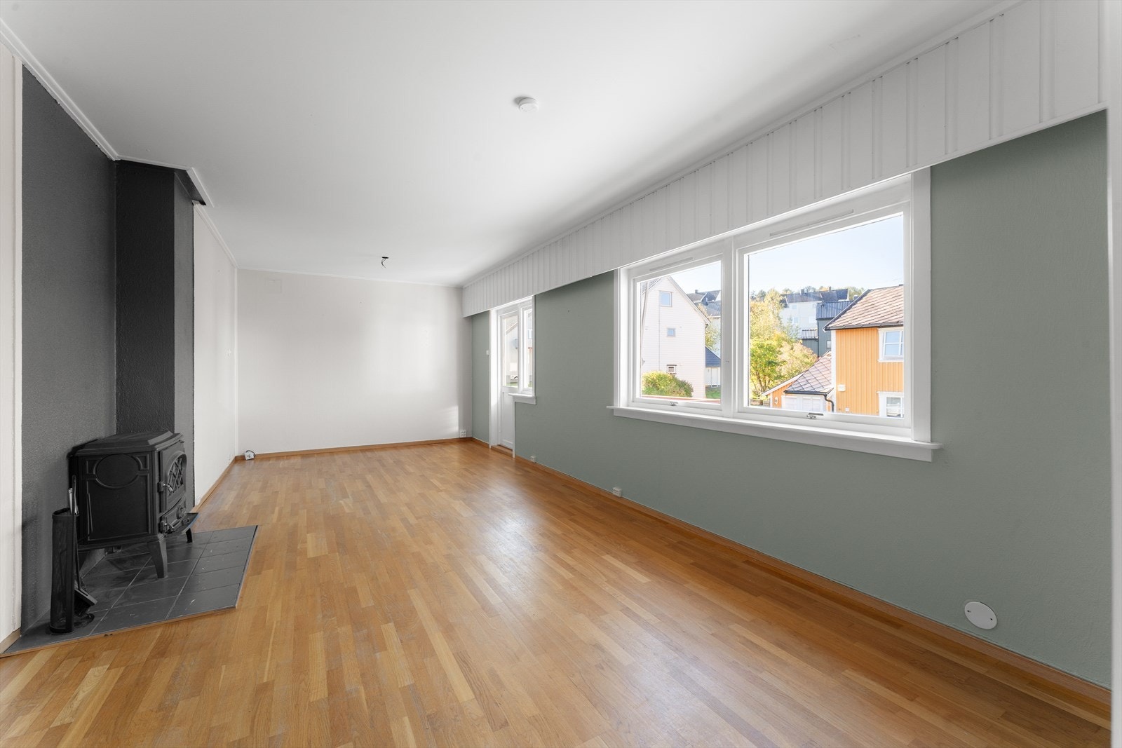 Romslig og innbydende stue med god plass til både sofagruppe og spiseplass. Galleribilde